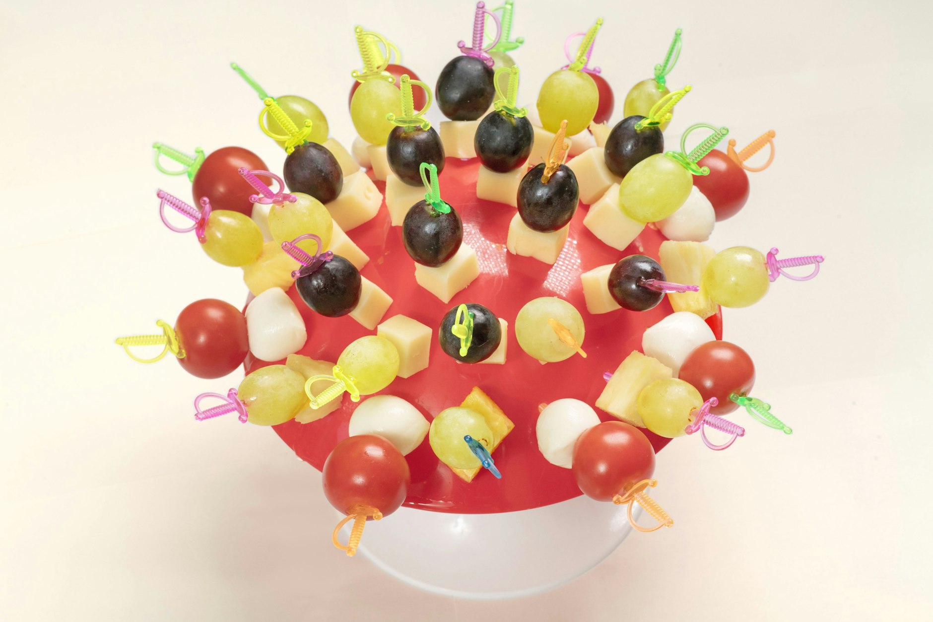 Mit Weintrauben und Mozarellabällchen: Der Igel-Klassiker aus den 70er Jahren.