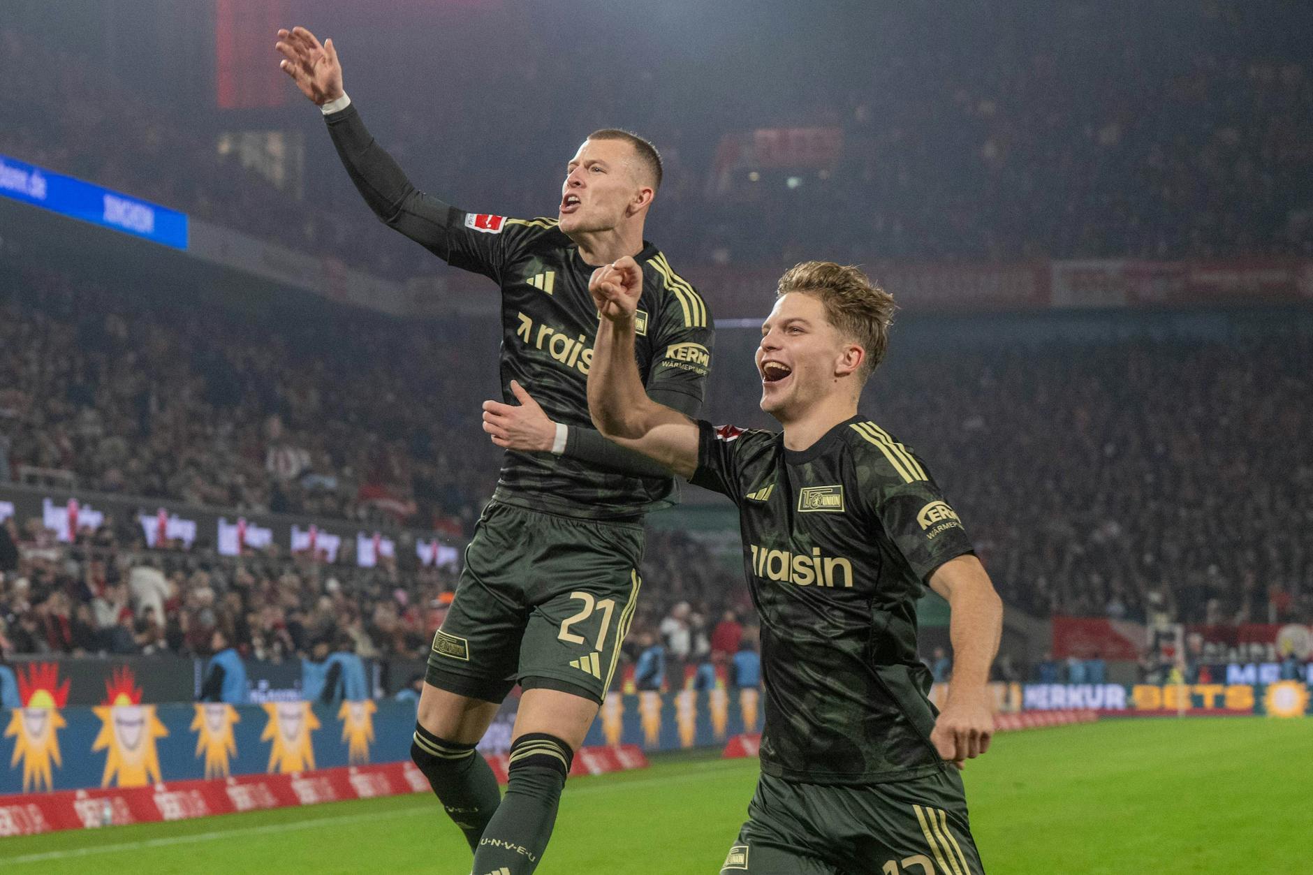 Andras Schäfer (r.) jubelt vor Weihnachten mit Tim Skarke über sein Siegtor in Köln.