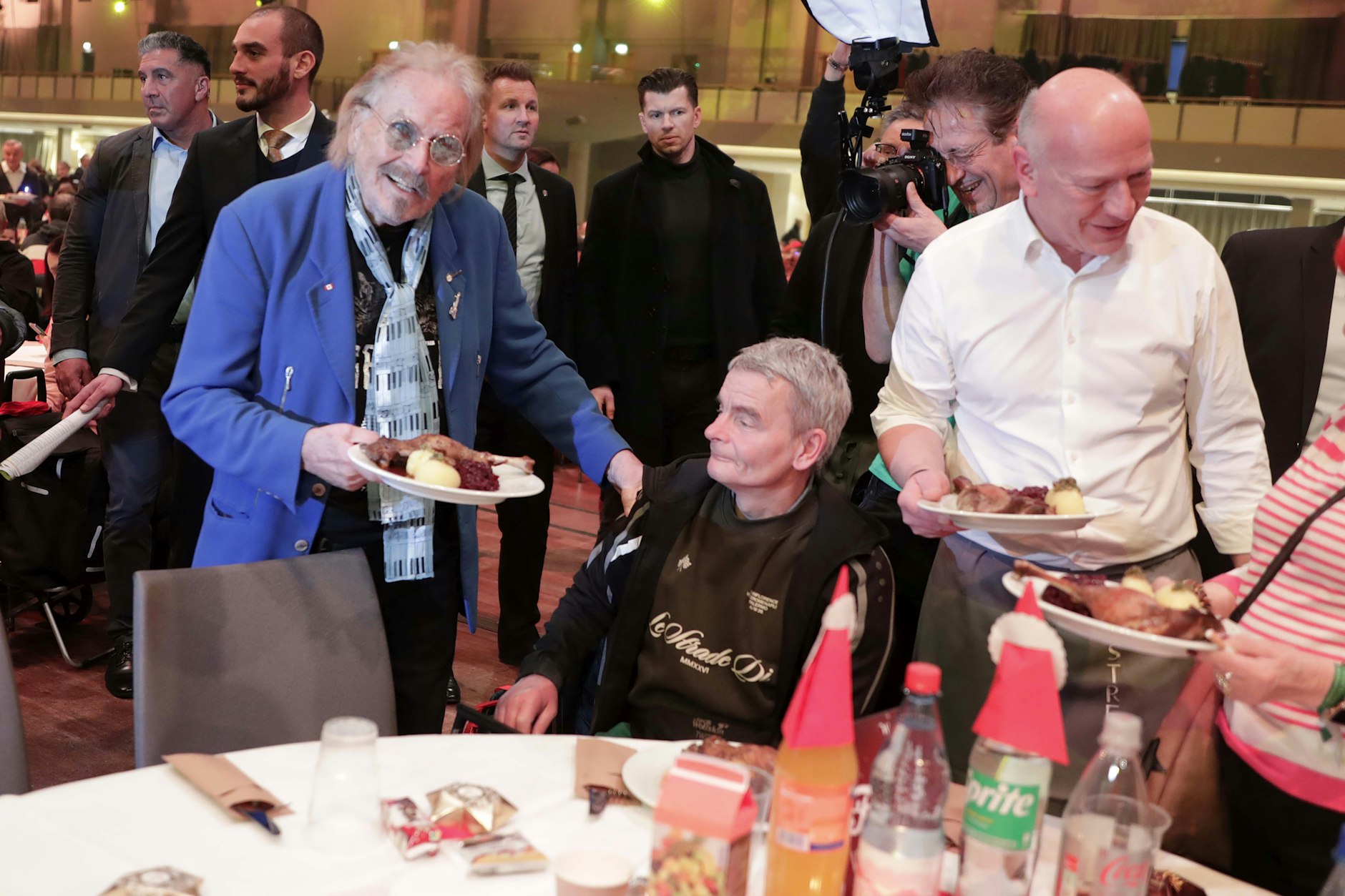 Frank Zander (l.) verteilt wieder Essen für Obdachlose und Bedürftige im Hotel Estrel in Berlin.