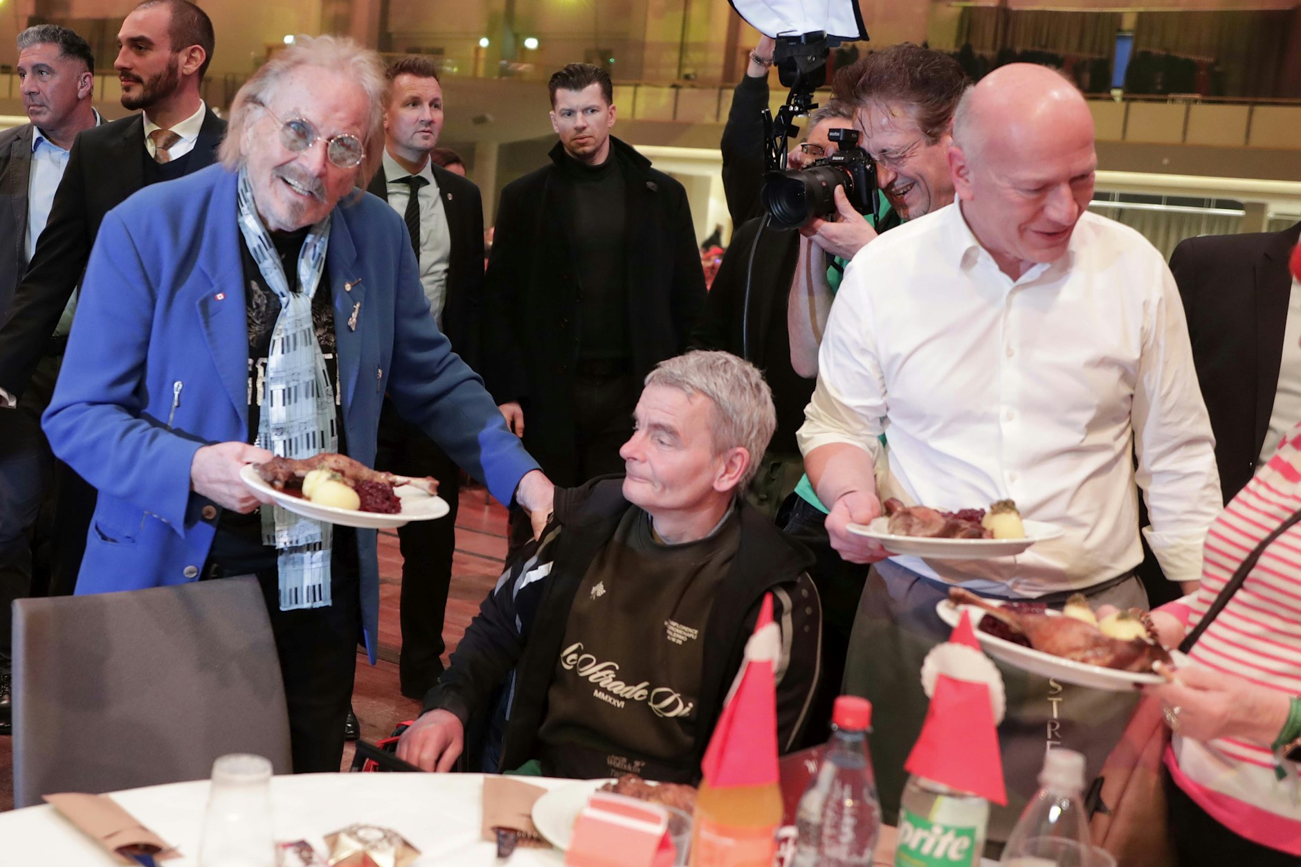 Frank Zander beschenkt Obdachlose vor dem Essen