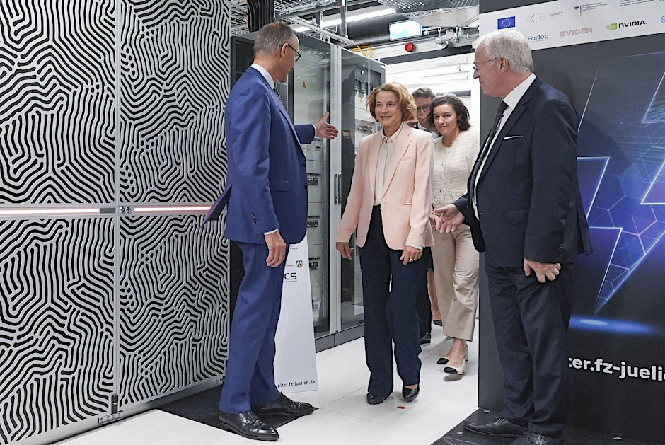 Inbetriebnahme des Exascale-Supercomputers „Jupiter“ in Jülich: Bundeskanzler Friedrich Merz (l.) und der Leiter des Hochleistungsrechnerzentrums, Thomas Lippert (r.), begrüßen die Quantenphysikerin Astrid Lambrecht und Forschungsministerin Dorothee Bär (2.v.r.).