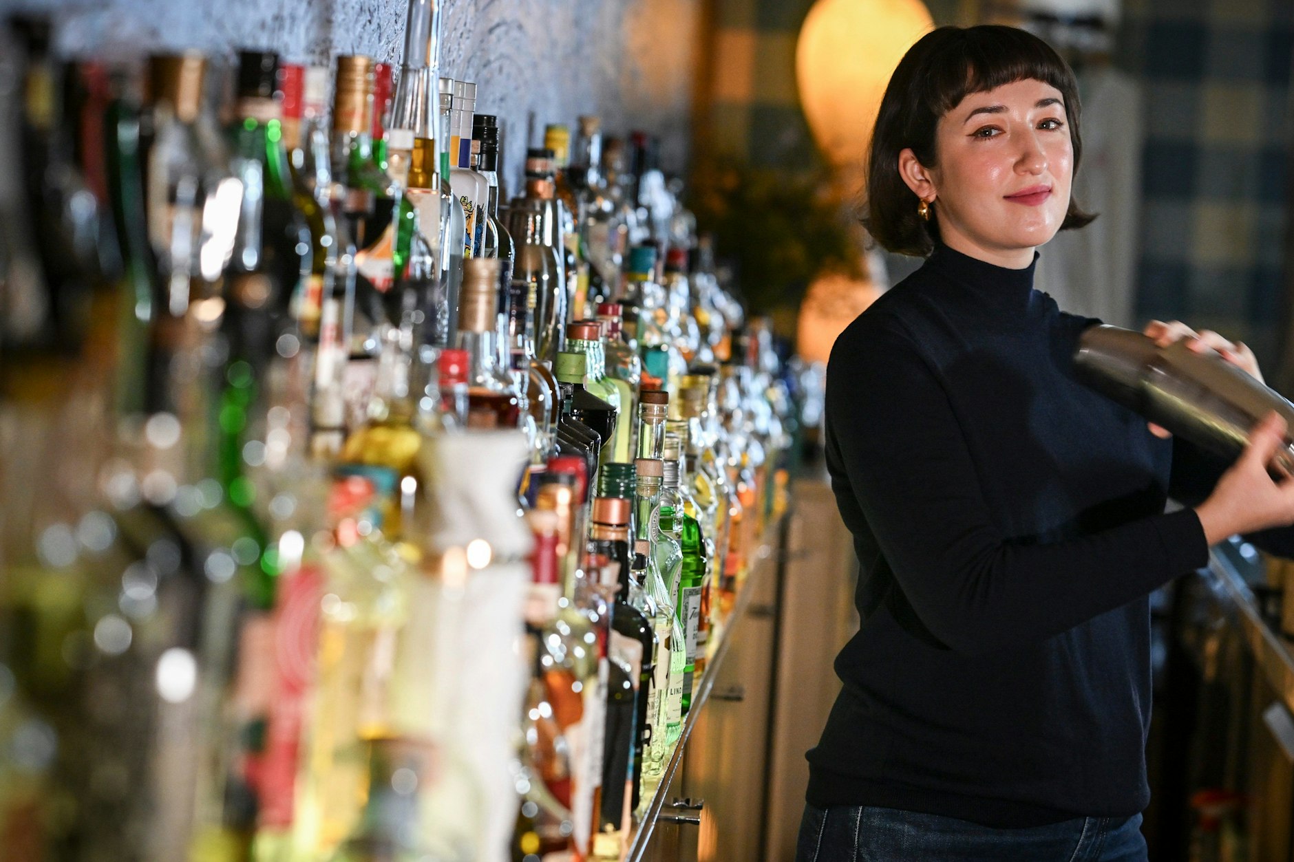 Mag die Feiertage unkompliziert: Maria Gorbatschova, Bartender des Jahres 2025, in der Schöneberger Green Door Bar.