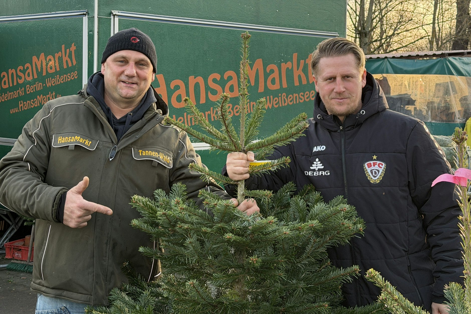 BFC-Trainer Sven Körner (r.) holt sich im Hansamarkt bei Chef Marlon Siart nicht nur einen Baum, sondern auch eine gute Portion echtes Dynamo-Feeling.