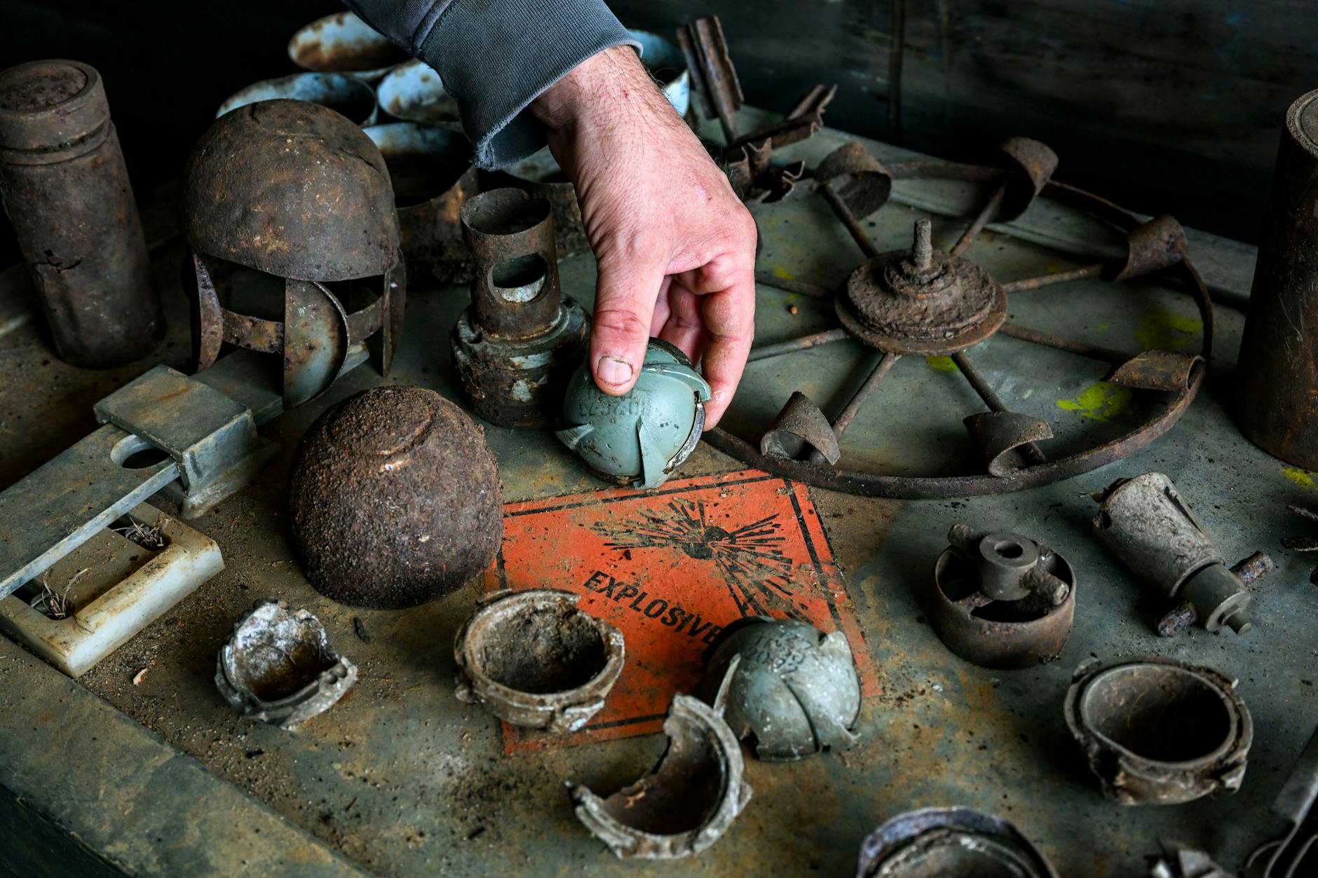Brandenburg, Neuglienicke: Streumunition aus russischer Produktion ist auf dem ehemaligen Truppenübungsplatz in der Kyritz-Ruppiner Heide zu sehen. Durch die Munitionsbergung wird hier vor allem die geächtete Streumunition auf dem Ex-Bombodrom geräumt. (Archivbild)