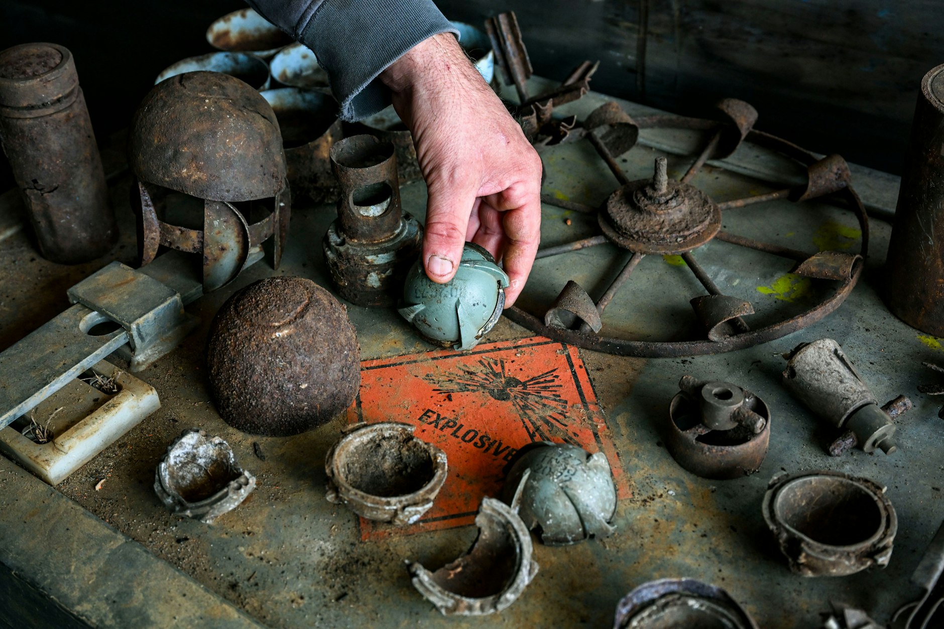 Brandenburg, Neuglienicke: Streumunition aus russischer Produktion ist auf dem ehemaligen Truppenübungsplatz in der Kyritz-Ruppiner Heide zu sehen. Durch die Munitionsbergung wird hier vor allem die geächtete Streumunition auf dem Ex-Bombodrom geräumt. (Archivbild)