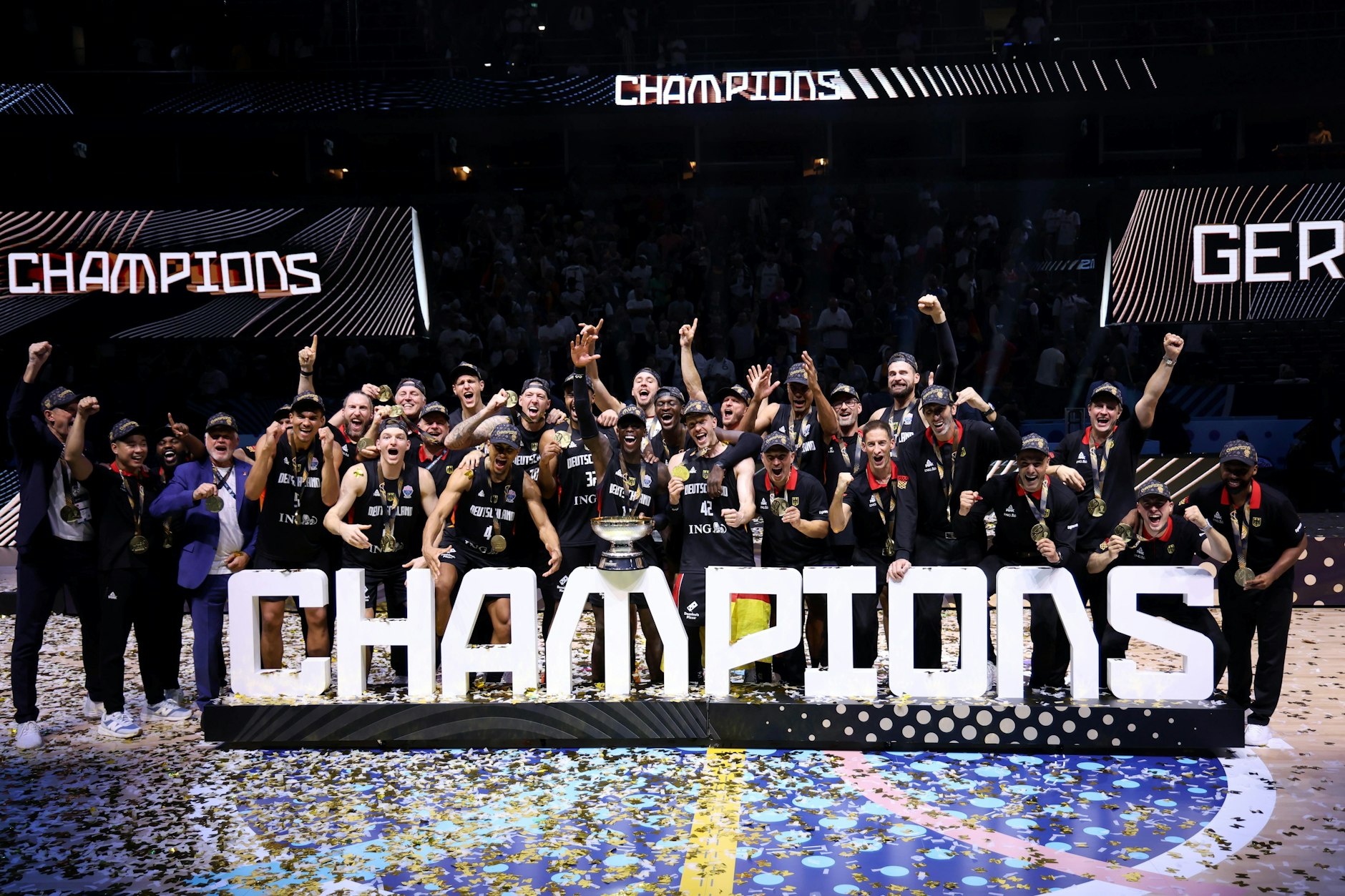 Deutschlands Basketballer feiern den EM-Titel. Die Mannschaft konnte sich im Finale mit 88 zu 83 gegen die Türkei durchsetzen.