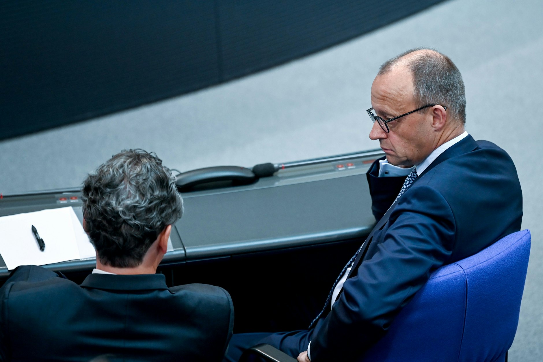 Friedrich Merz sitzt neben Günter Krings, den er erfolglos für das Amt des Vorsitzenden der Konrad-Adenauer-Stiftung vorschlug.