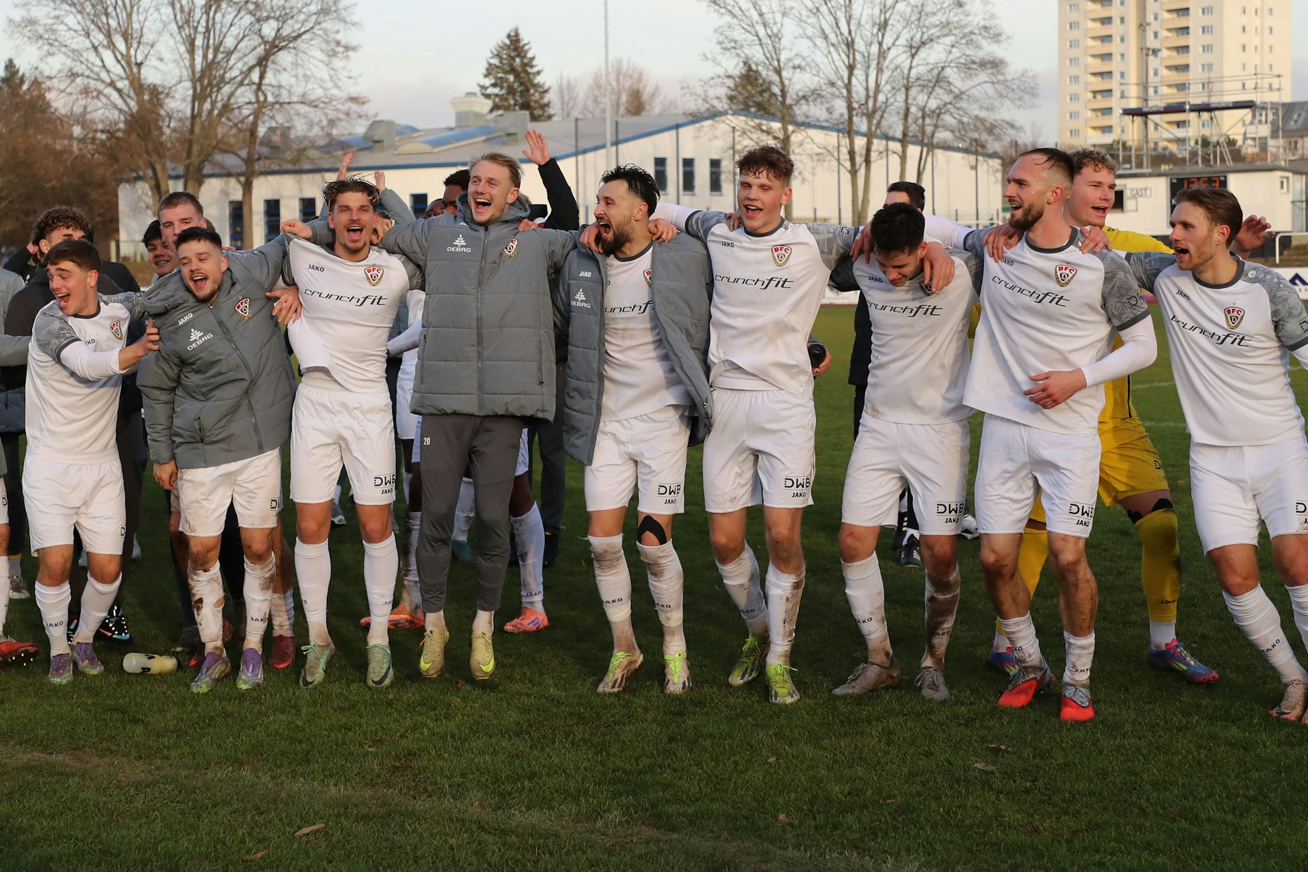 Wie groß die Erleichterung und der Zusammenhalt nach dem 3:1 im Pokal-Viertelfinale beim BFC Preussen war, ist dem BFC Dynamo ganz leicht anzusehen.