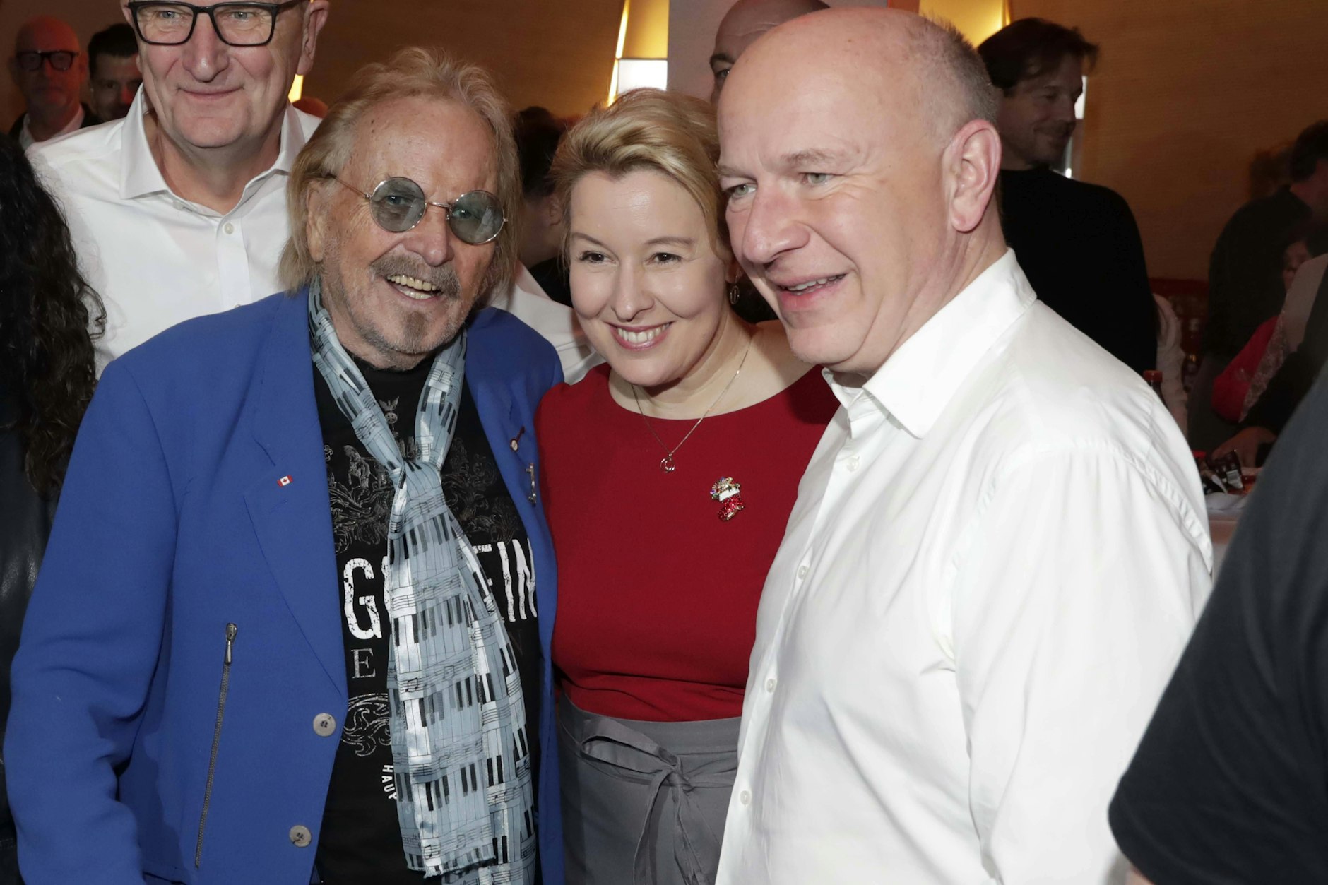 Frank Zander, Franziska Giffey und Kai Wegner (v.l.) bei Zanders 31. Weihnachtsfeier für Obdachlose und Bedürftige im Hotel Estrel in Berlin