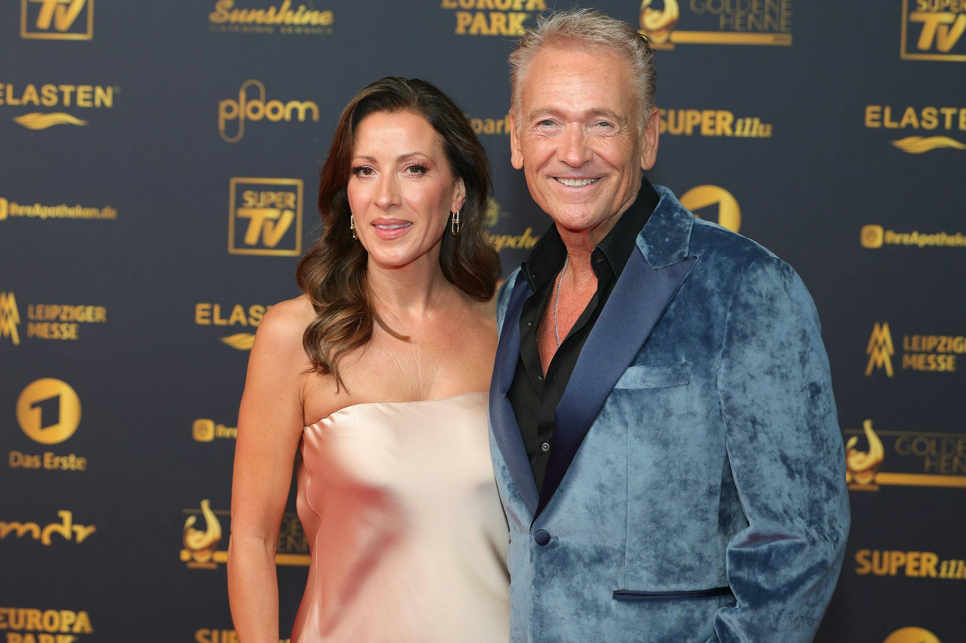 Schlagerstar Olaf Berger mit seiner Ehefrau Julia bei einem öffentlichen Auftritt.
