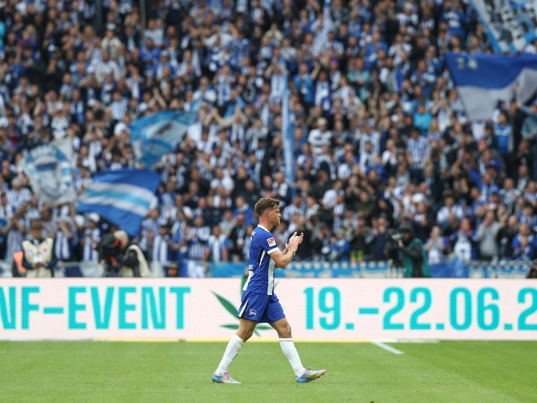 Ein schwerer Gang für ihn! Florian Niederlechner hatte sich in Hertha BSC verliebt und musste gehen. Die Fans feierten ihn.