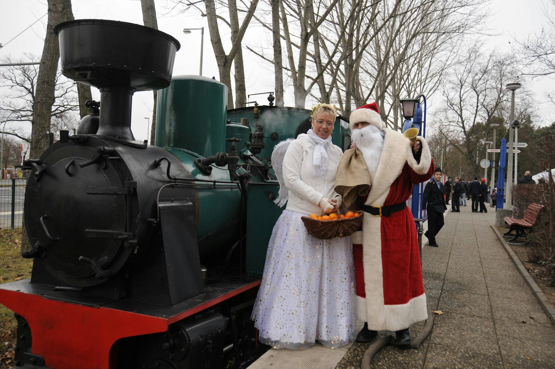 Die Parkeisenbahn Wuhlheide transportiert am zweiten Weihnachtsfeiertag den Weihnachtsmann.