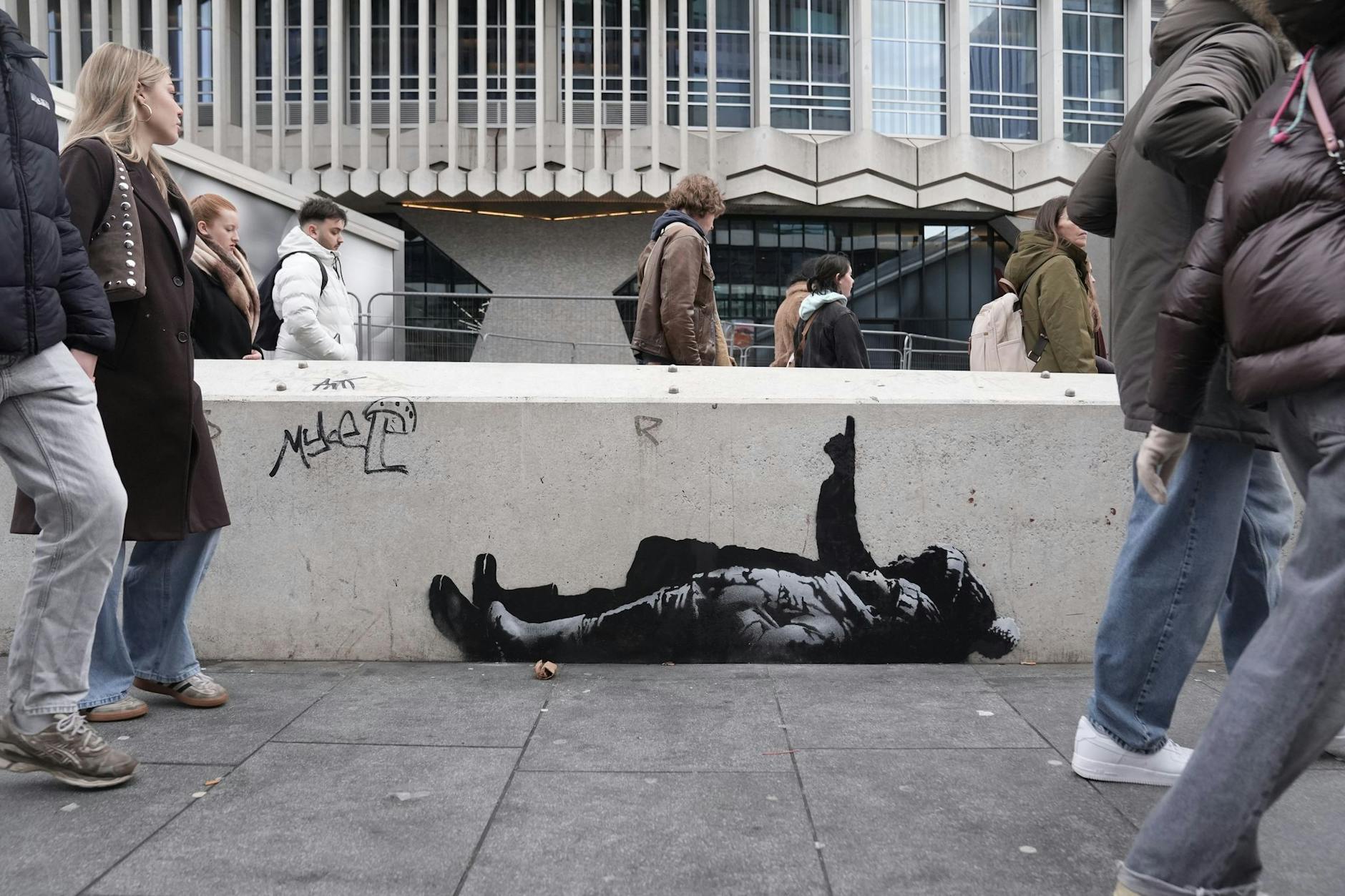 Ein zweites Graffiti-Kunstwerk, das zwei Personen darstellt und möglicherweise vom Straßenkünstler Banksy stammen könnte, wurde unterhalb des Centre Point-Gebäudes in der Nähe der Tottenham Court Road im Zentrum Londons gemalt.