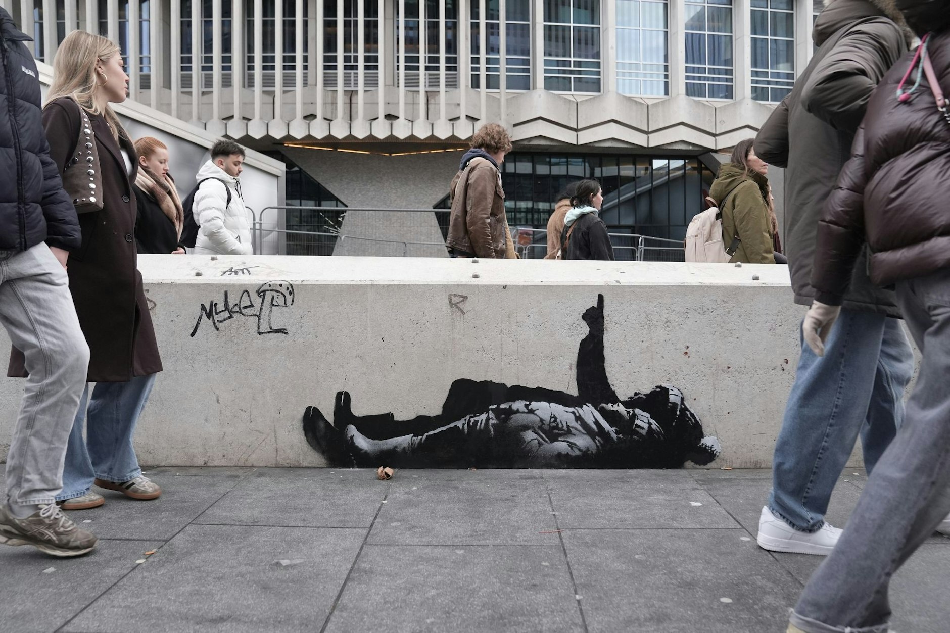 Ein zweites Graffiti-Kunstwerk, das zwei Personen darstellt und möglicherweise vom Straßenkünstler Banksy stammen könnte, wurde unterhalb des Centre Point-Gebäudes in der Nähe der Tottenham Court Road im Zentrum Londons gemalt. 