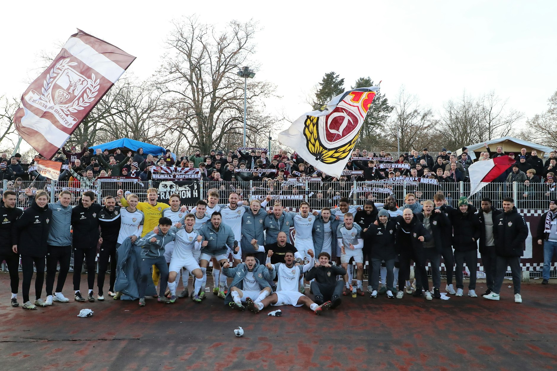 So wie nach dem Sieg beim BFC Preussen soll es beim BFC Dynamo gerne immer sein: Mannschaft, die Trainer, Funktionsteam und Fans bilden eine absolute Einheit.