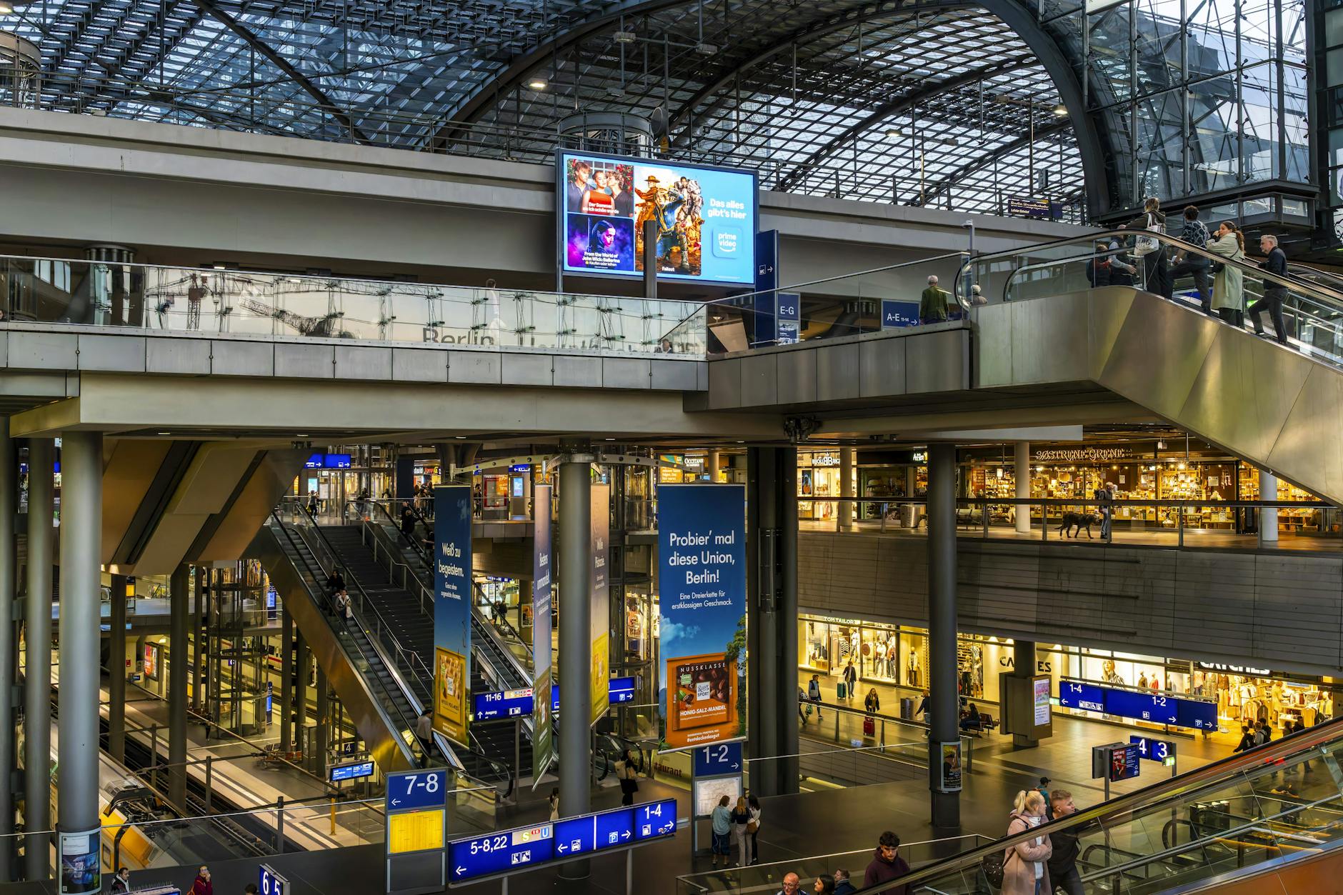 Im Hauptbahnhof kann man dank Berliner Ladenöffnungsgesetz fast immer einkaufen gehen.