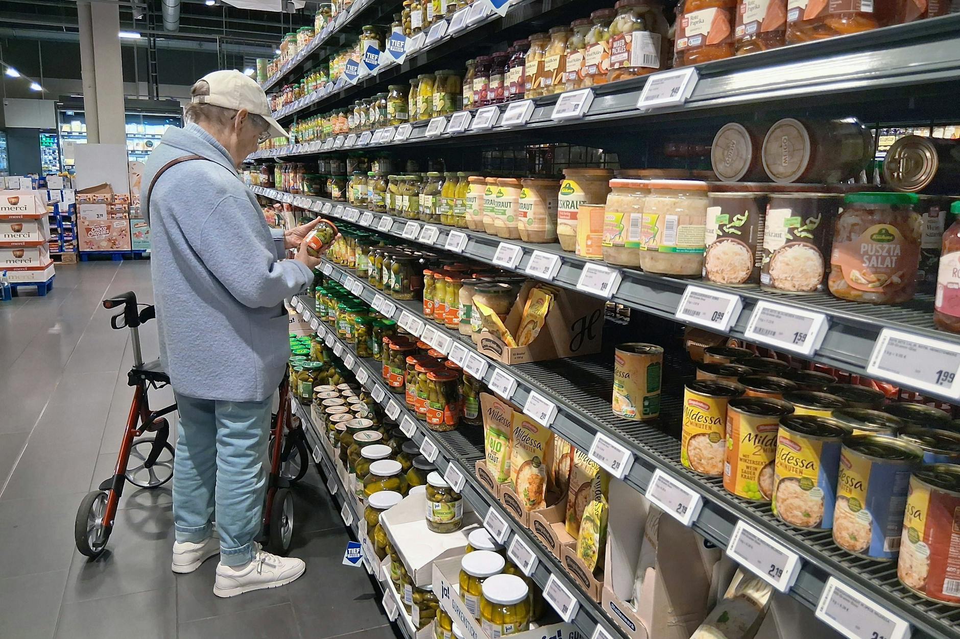 Jeder kennt es: Ein wichtiges Lebensmittel fehlt immer zu Weihnachten. Zum Glück schaffen einige Supermärkte in Berlin Abhilfe.