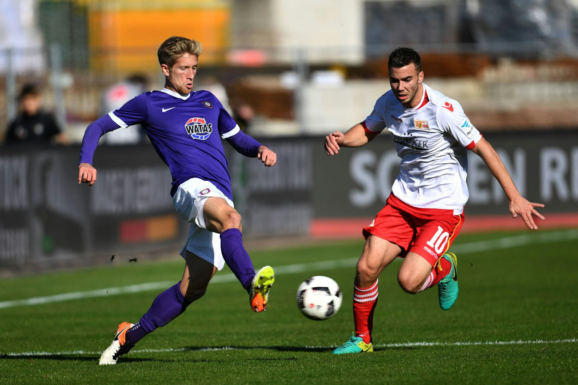 Im Auer Trikot wird Sebastian Hertner (l.) im Oktober 2016 von Unions Dennis Daube bedrängt.