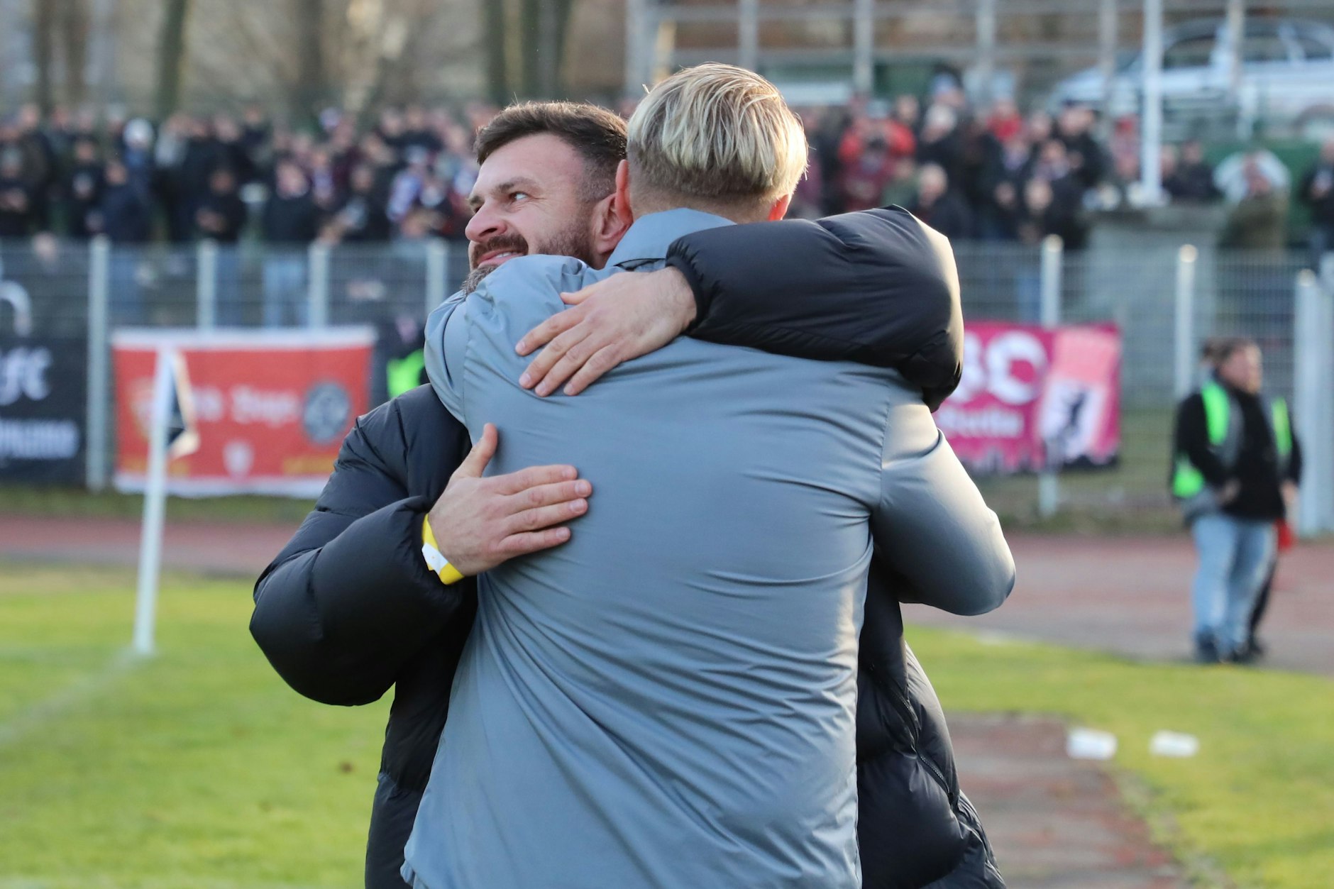 Glück total beim BFC Dynamo: Nach dem Einzug ins Pokal-Halbfinale lagen sich Sportchef Enis Alushi (l.) und Trainer Sven Körner in den Armen.