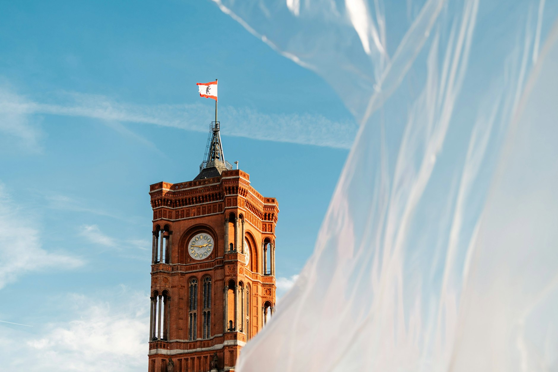 Auf der Spitze des Roten Rathauses in Berlin-Mitte weht die Berliner Landesflagge.