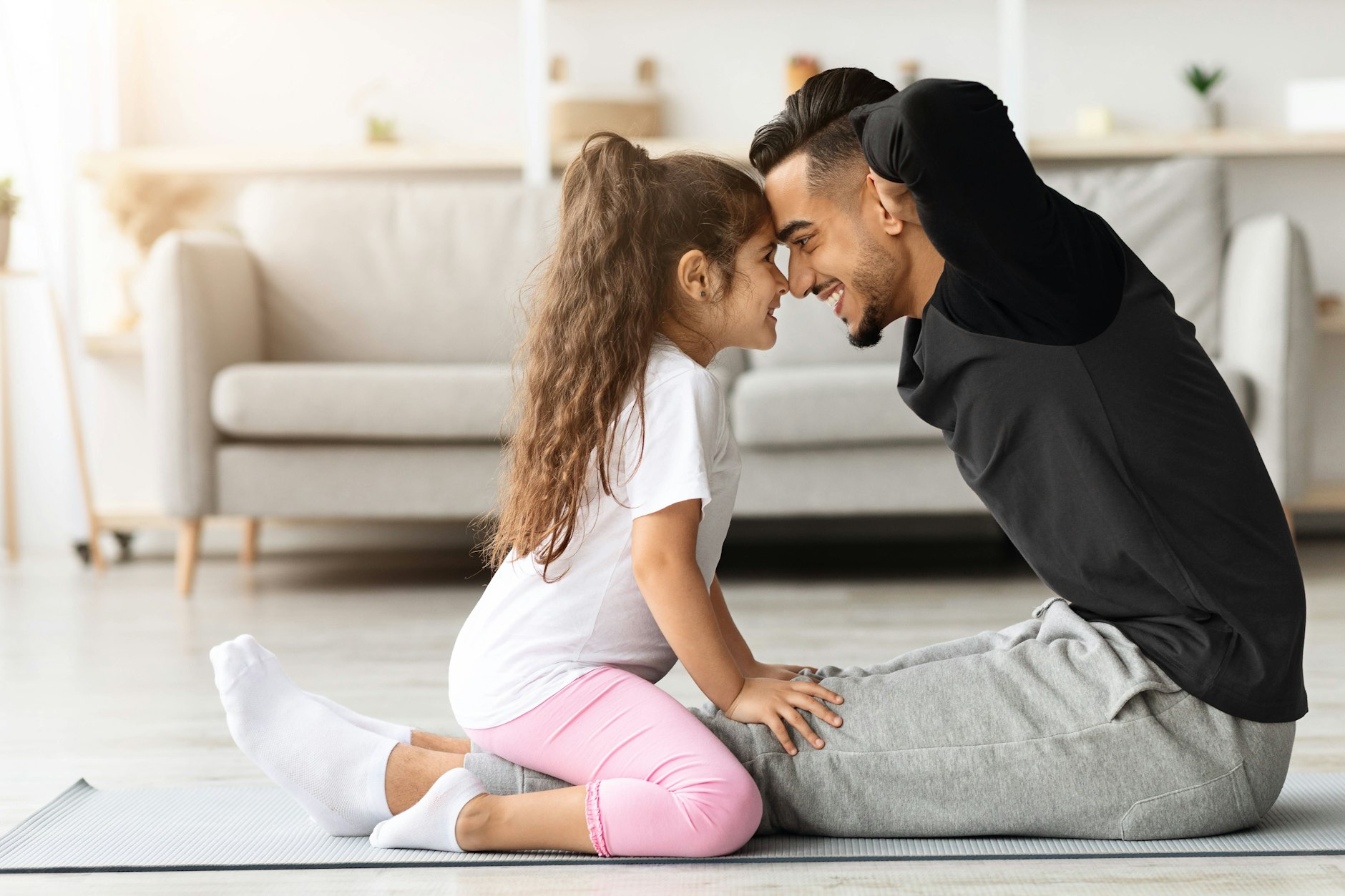 Vater und Tochter machen Fitness-Übungen.