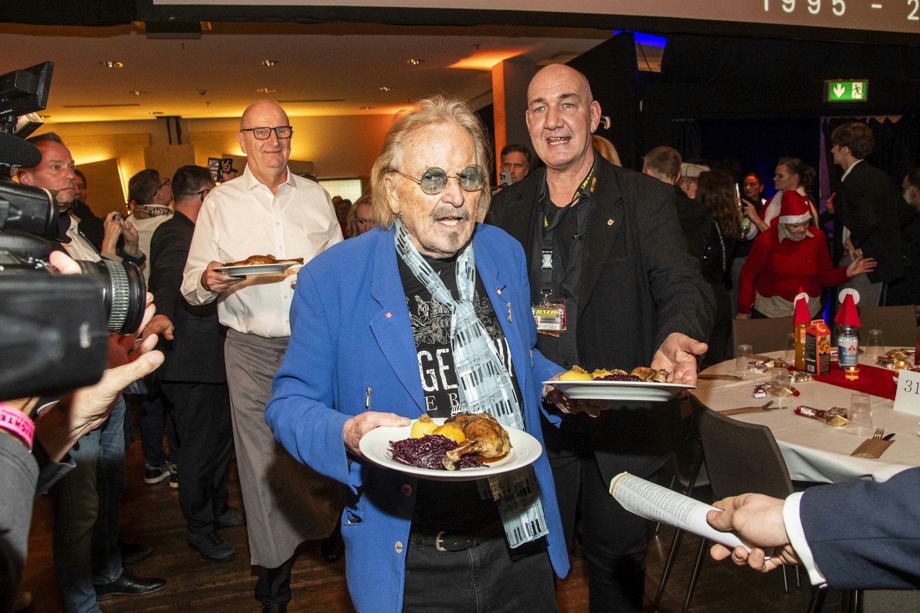 Frank Zander servierte am Montag Gänsekeulen, Rotkohl und Klöße bei seinem traditionellen Weihnachtsessen für Obdachlose und bedürftige Menschen in Berlin.