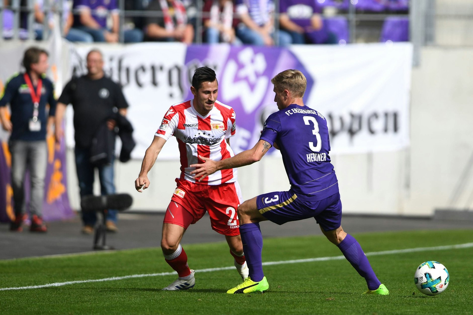 Sebastian Hertner (r.) im September 2017 mit Aue im Zweitliga-Duell gegen Unions Steven Skrzybski.