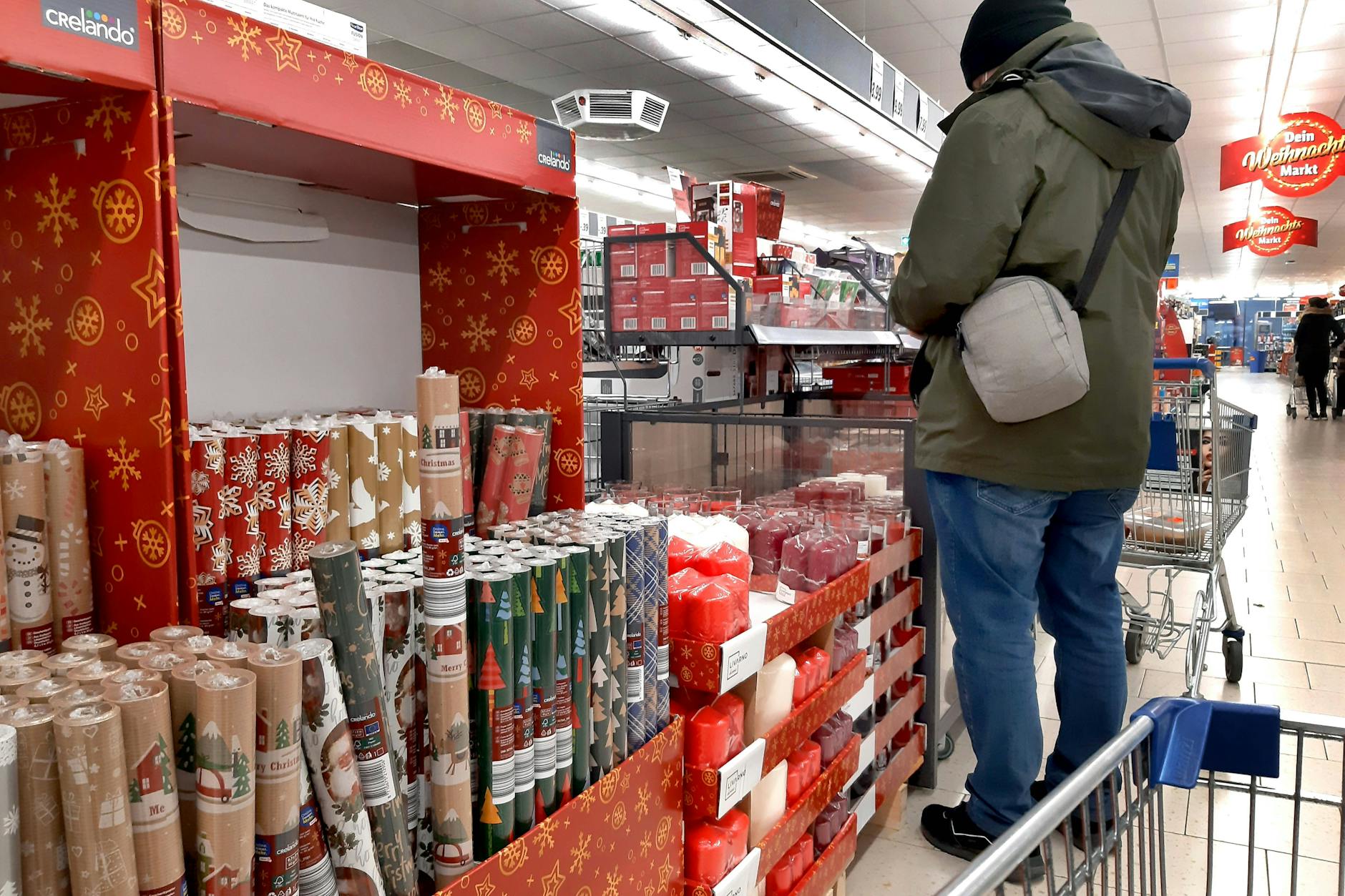 Fehlt noch Geschenkpapier? Achtung: An Heiligabend haben Supermärkte nur verkürzte Öffnungszeiten.