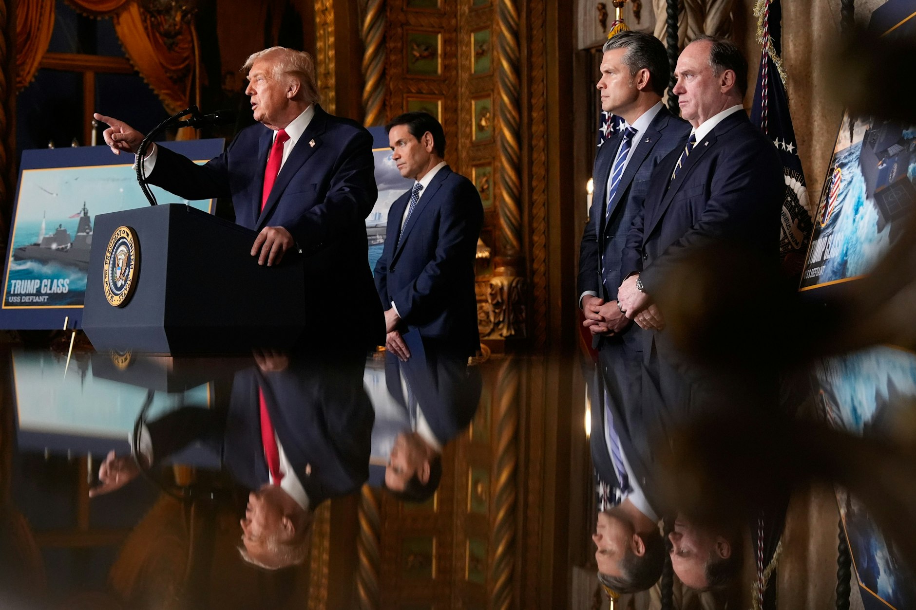 US-Präsident Donald Trump spricht (von links) mit Außenminister Marco Rubio, Verteidigungsminister Pete Hegseth und Marineminister John Phelan in seinem Club Mar-a-Lago.