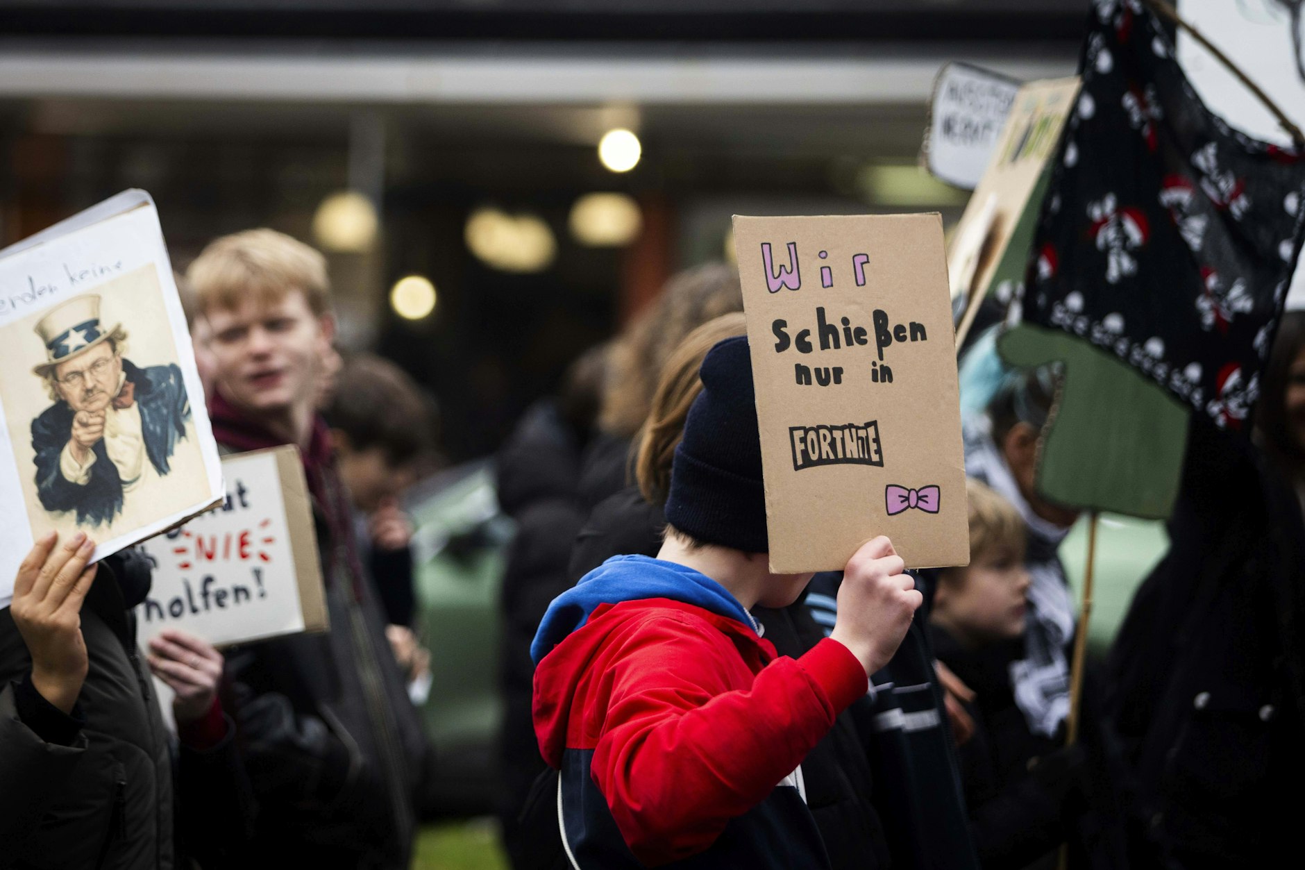 Wir schießen nur in Fortnite Plakat bei Deutschlandweiter Schulstreik gegen Wehrpflicht. 