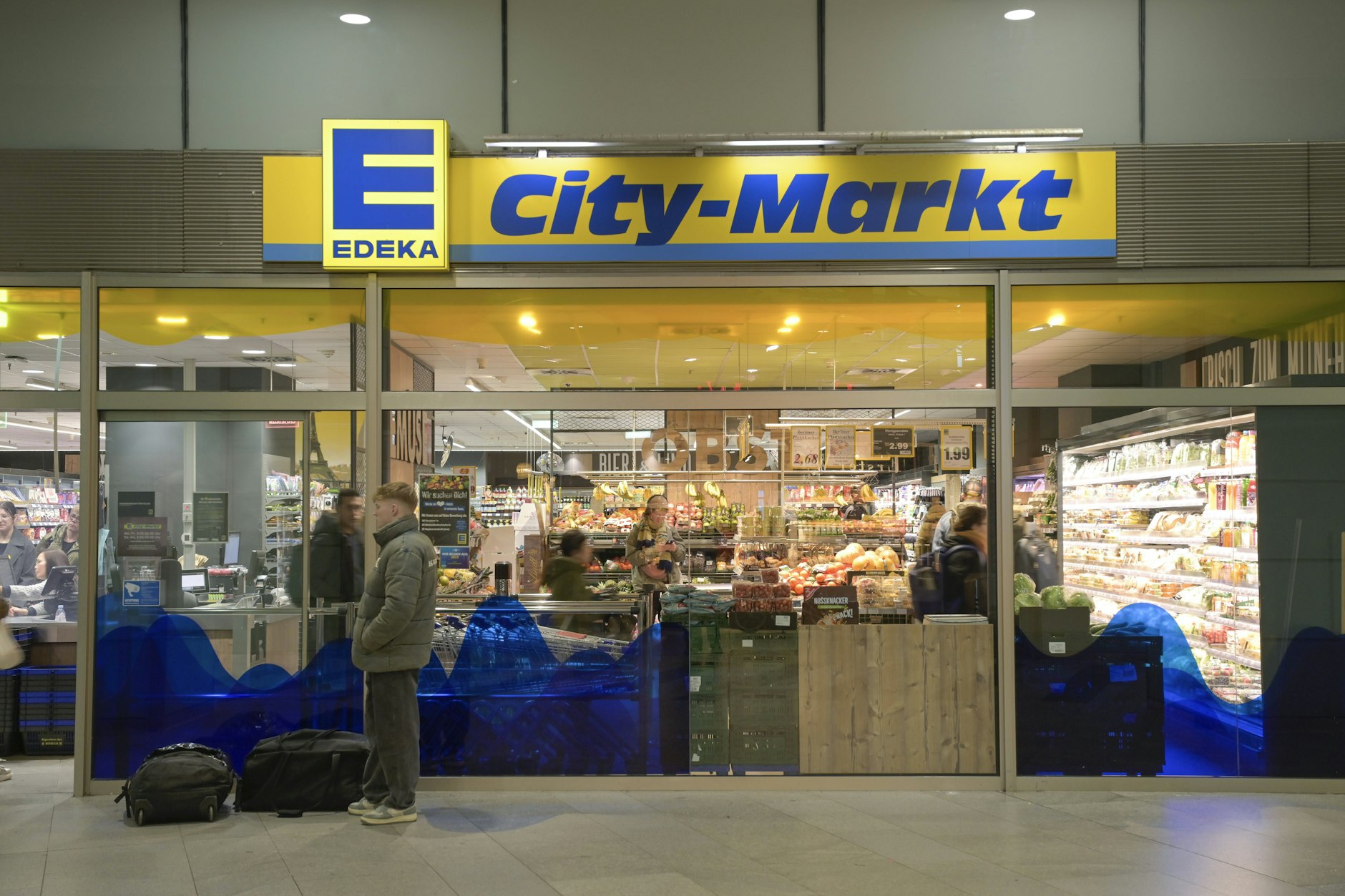 Auch der Edeka-Markt am Bahnhof Friedrichstraße hat über die Feiertage geöffnet.