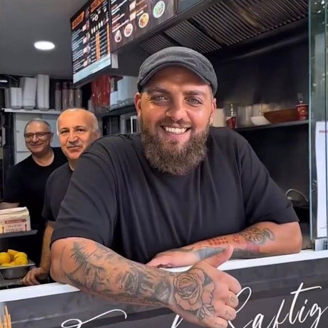 Imbissläden verteilen Essen an Bedürftige am Leopoldplatz