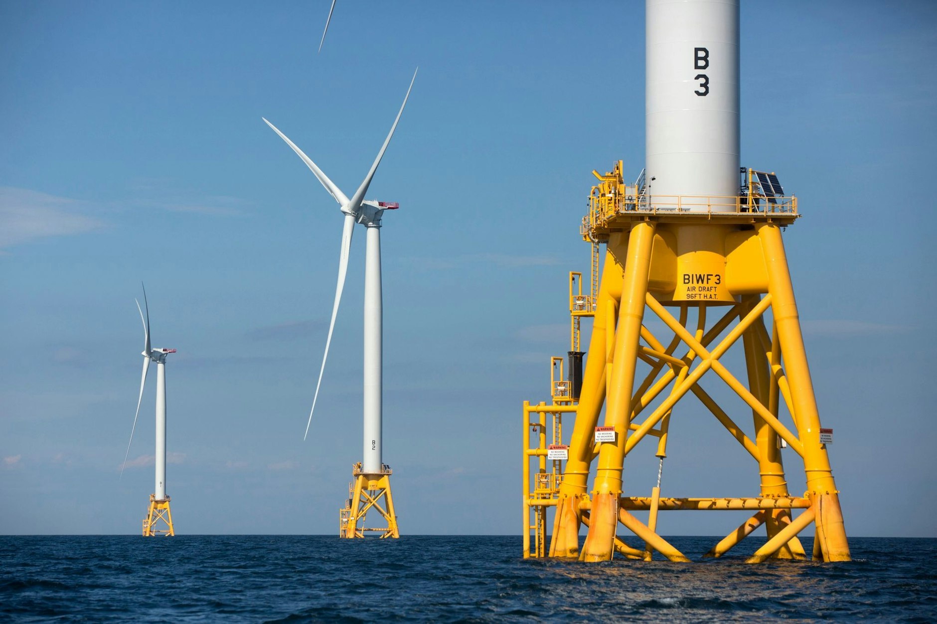 Drei der fünf Turbinen von Deepwater Wind stehen im Wasser vor Block Island, es handelt sich um den ersten Offshore-Windpark der USA.