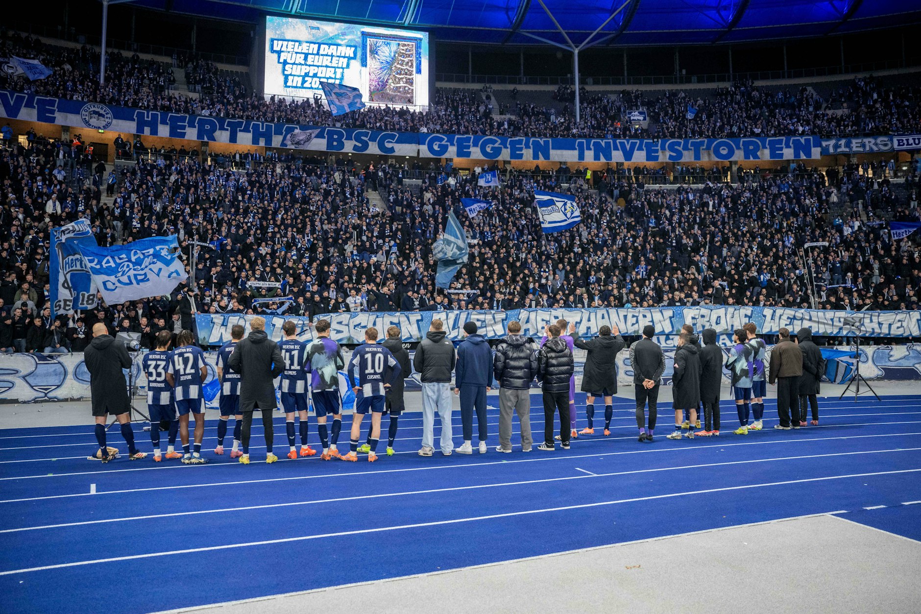 Herthas Profis können sich auf die blau-weißen Fans verlassen. Trotz dürftiger Heimbilanz sind die Zuschauerzahlen stabil
