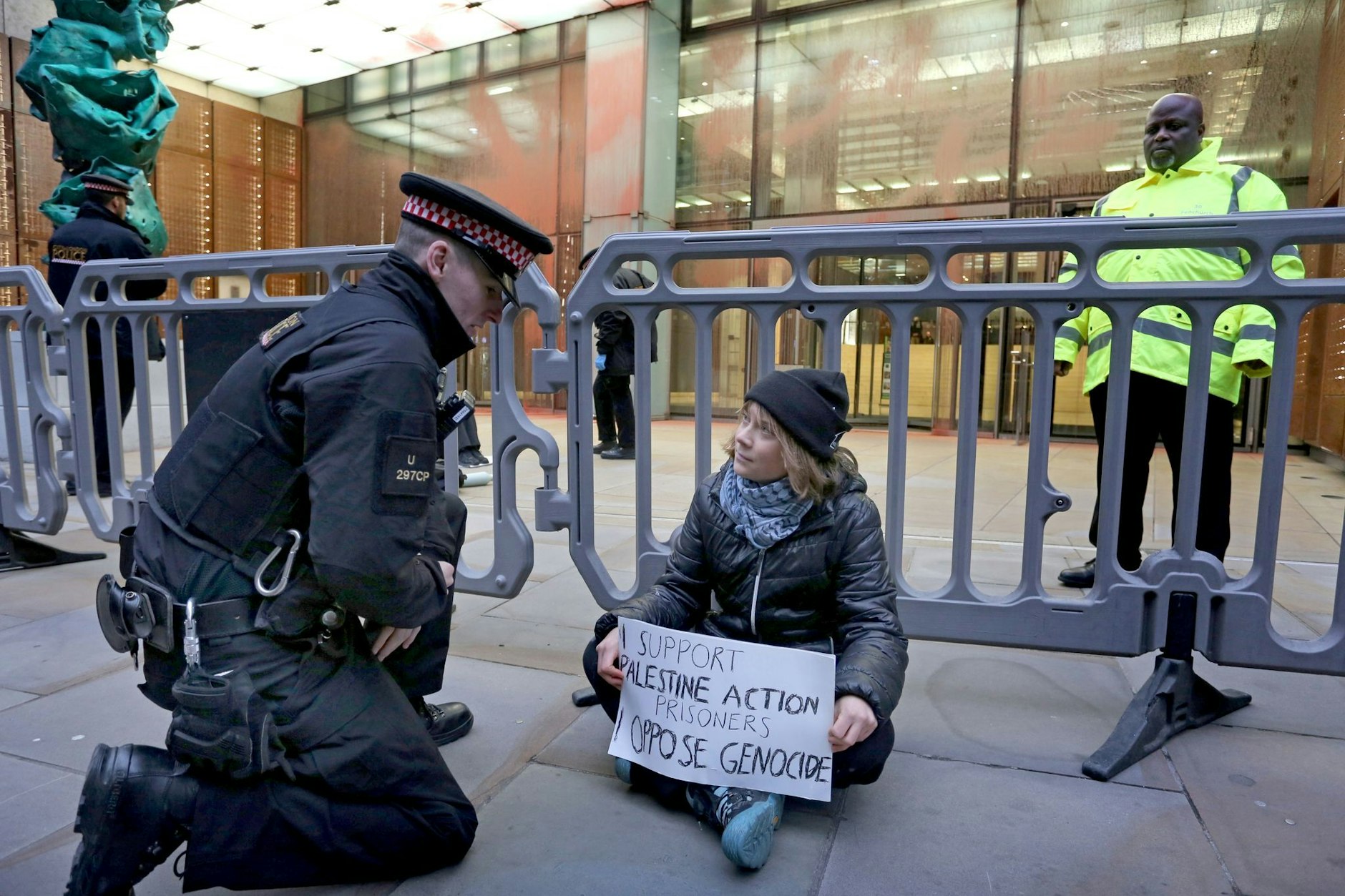 Das von Prisoners for Palestine veröffentlichte Foto zeigt, wie Klimaaktivistin Greta Thunberg von einem Polizisten angesprochen wird.