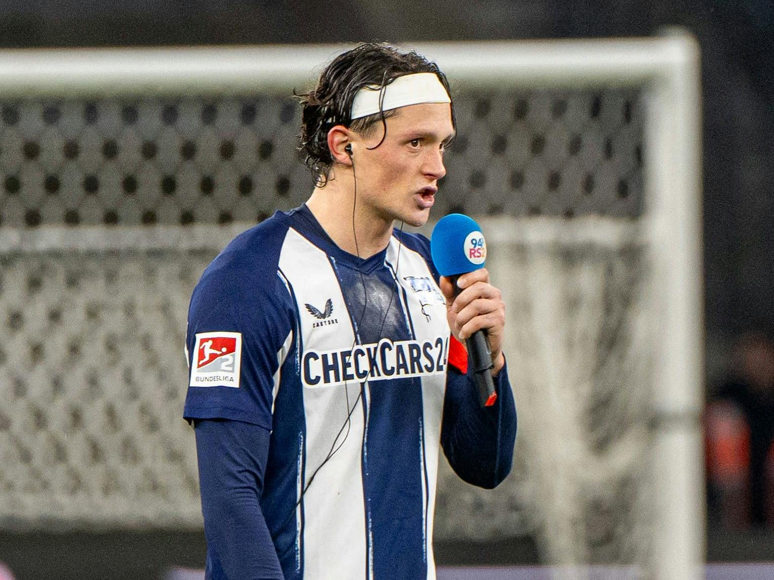 Hertha-Kapitän Fabian Reese bedankte sich nach dem bitteren 1:1 gegen Arminia Bielefeld bei den Fans.