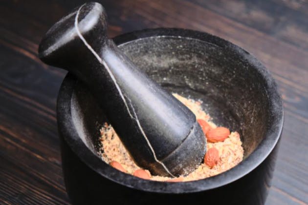 Mandeln und Kerne werden zerkleinert