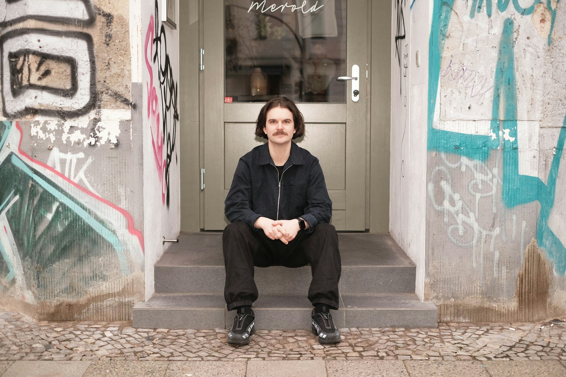 Jonas Merold im Eingang seines Restaurans, dem Merold im Reuterkiez.