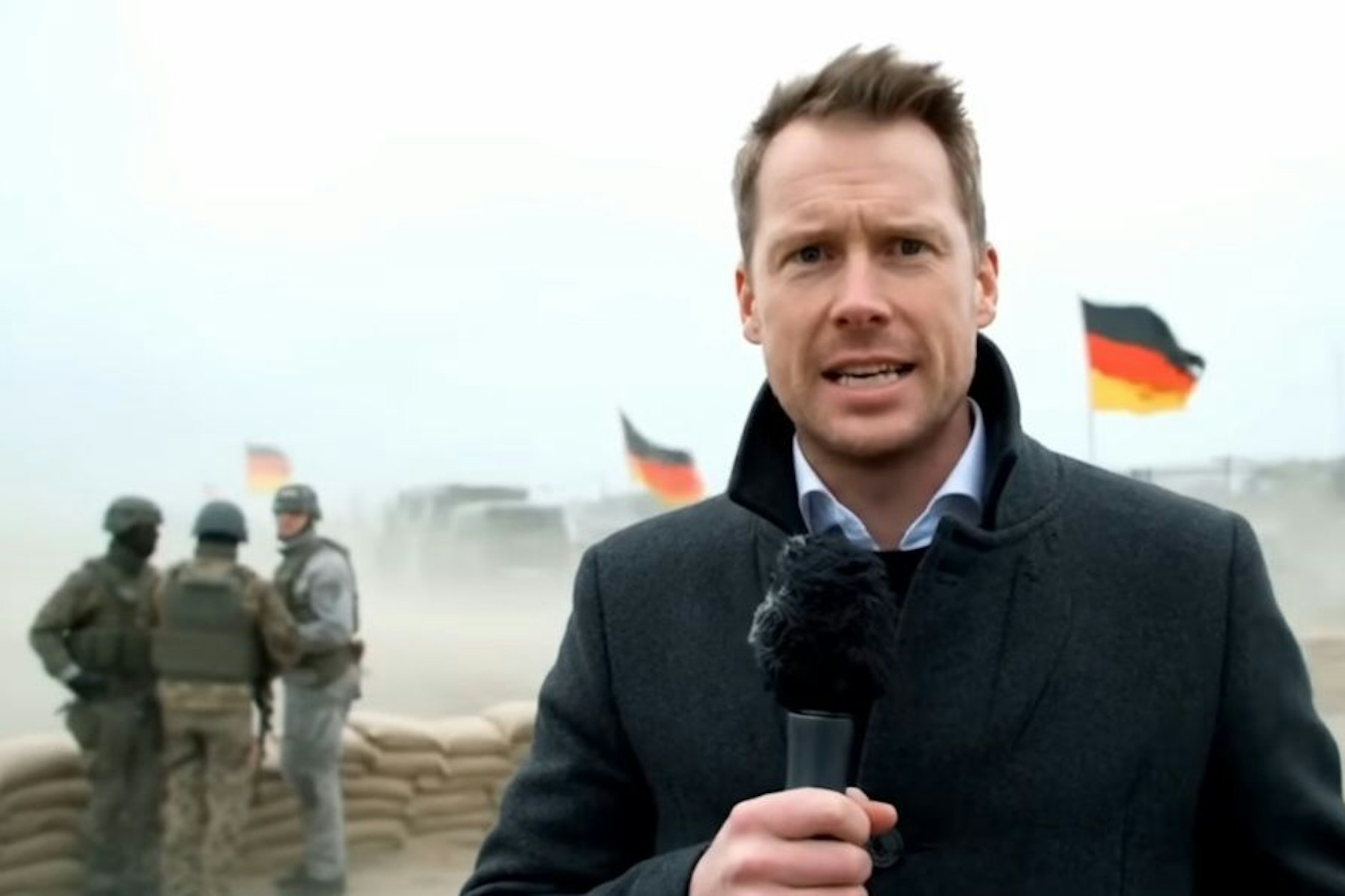 Nichts ist echt an der Szene, auch nicht der Reporter.