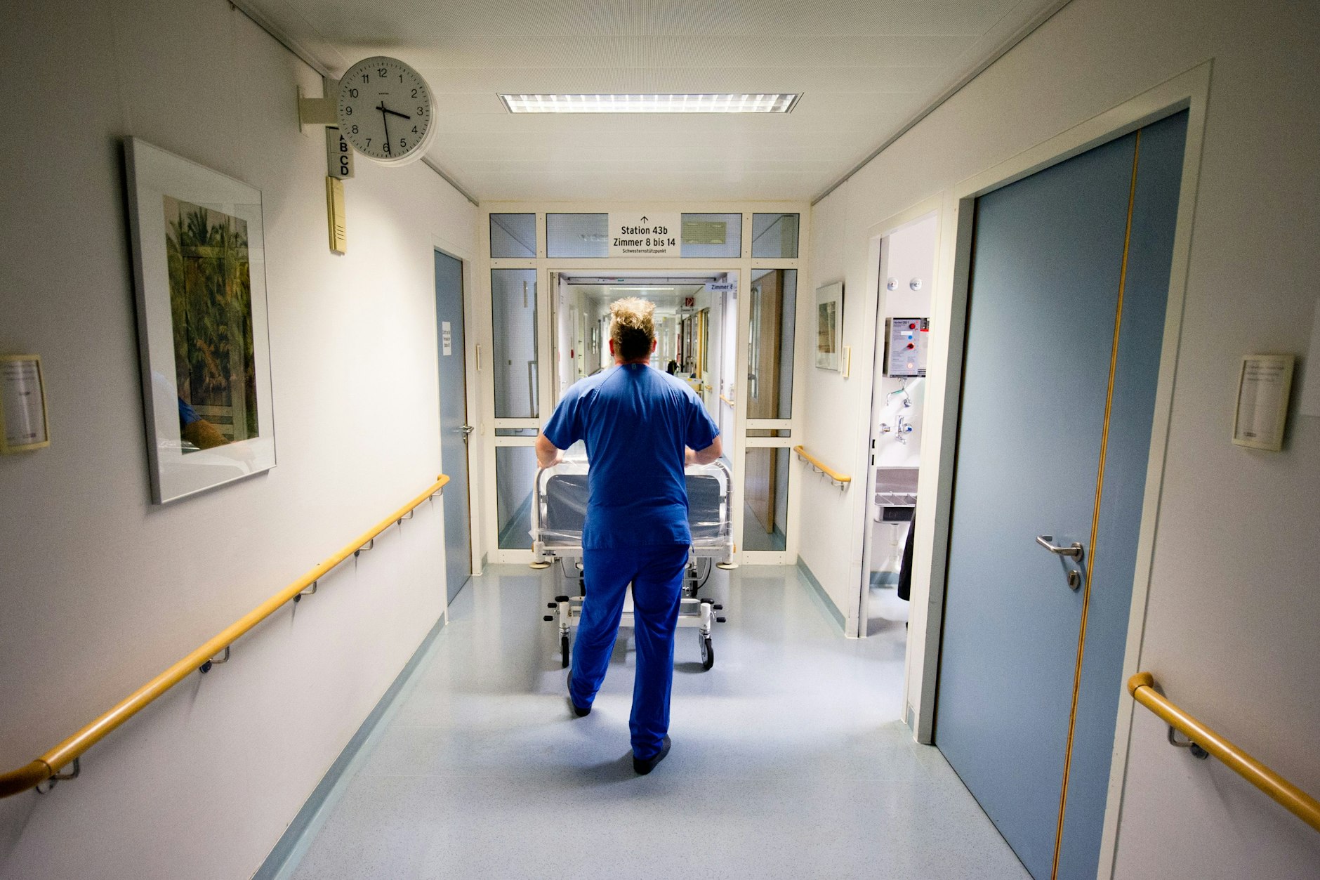 Kostenfaktor Krankenhaus: Eine Pflegekraft schiebt ein Bett durch den Flur einer Berliner Klinik.