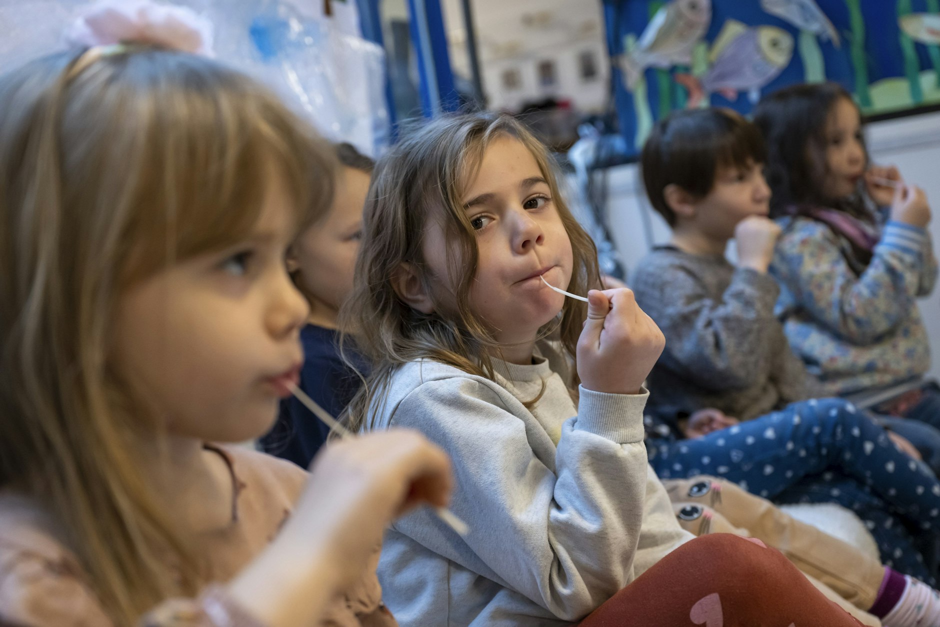 Die Kinder in einer Kindertagesstätte machen am Vormittag eine Corona-Pooltestung.