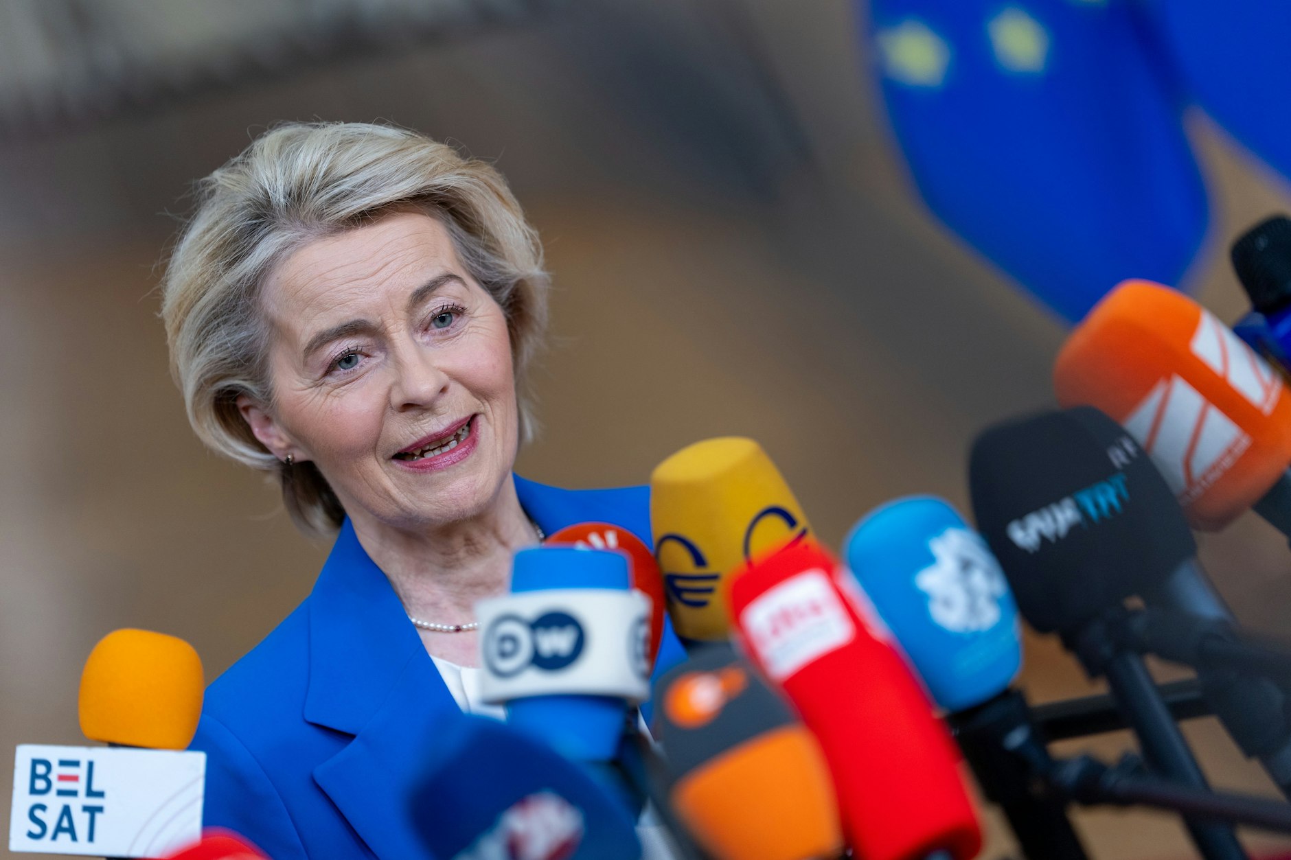 Laut Euractiv kam es zu „direkten verbalen Beschimpfungen“ von Journalisten aus dem Umfeld von Ursula von der Leyen.