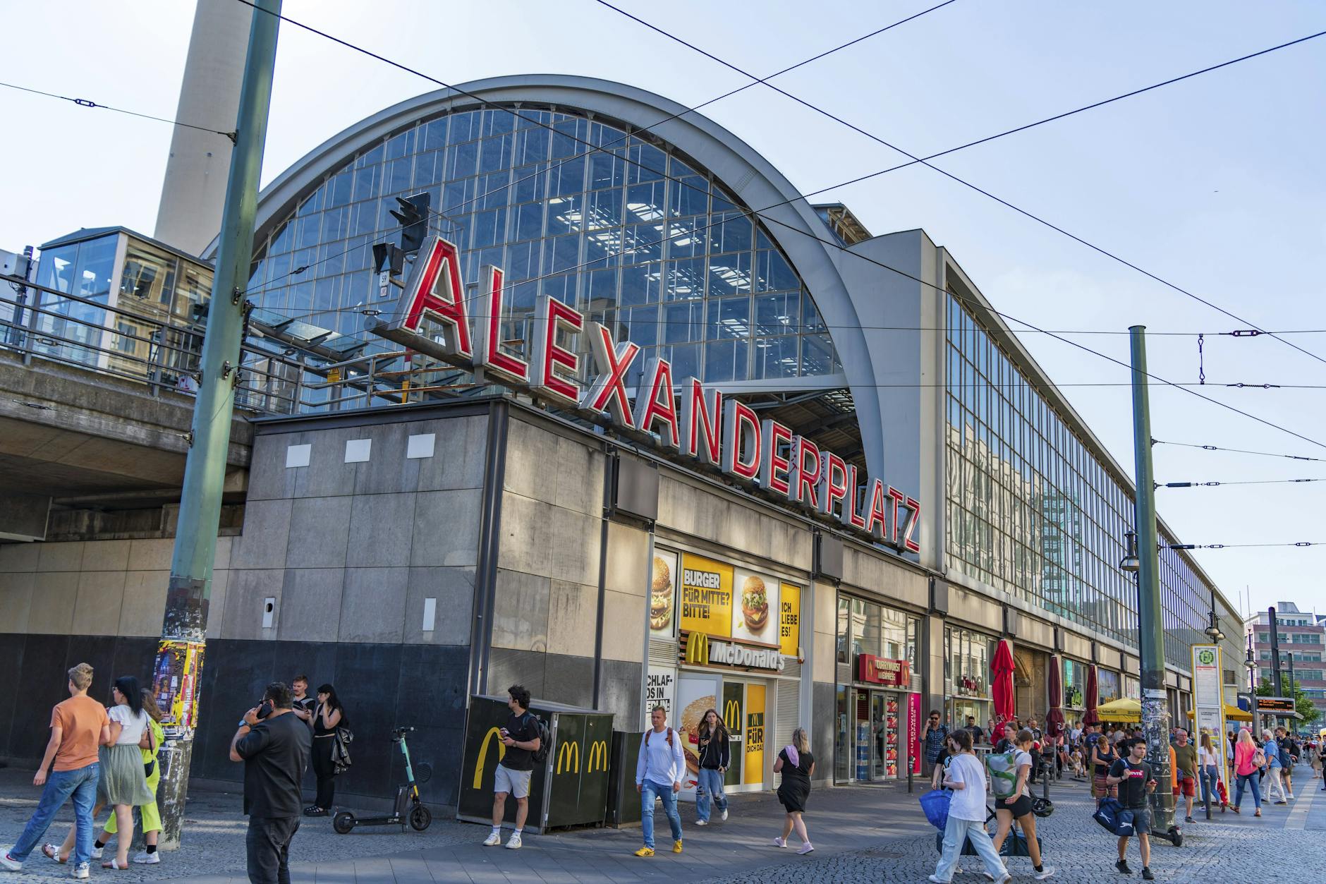 Alle Läden im Bahnhof Alexanderplatz müssen weichen, auch der McDonald’s.