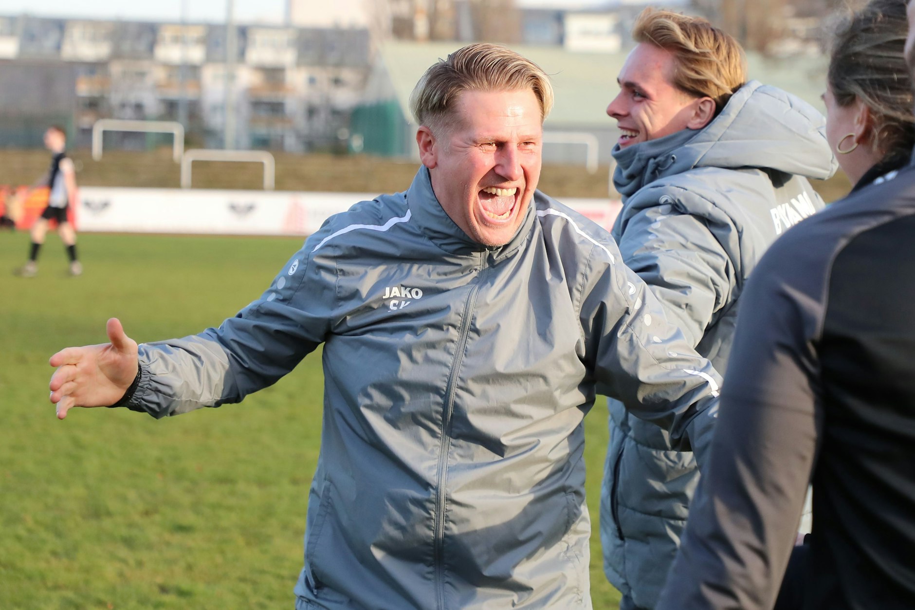 Sven Körner, Cheftrainer des BFC Dynamo, lässt nach dem Erfolg im Viertelfinale des Berliner Pokals beim BFC Preussen alle Anspannungen raus.