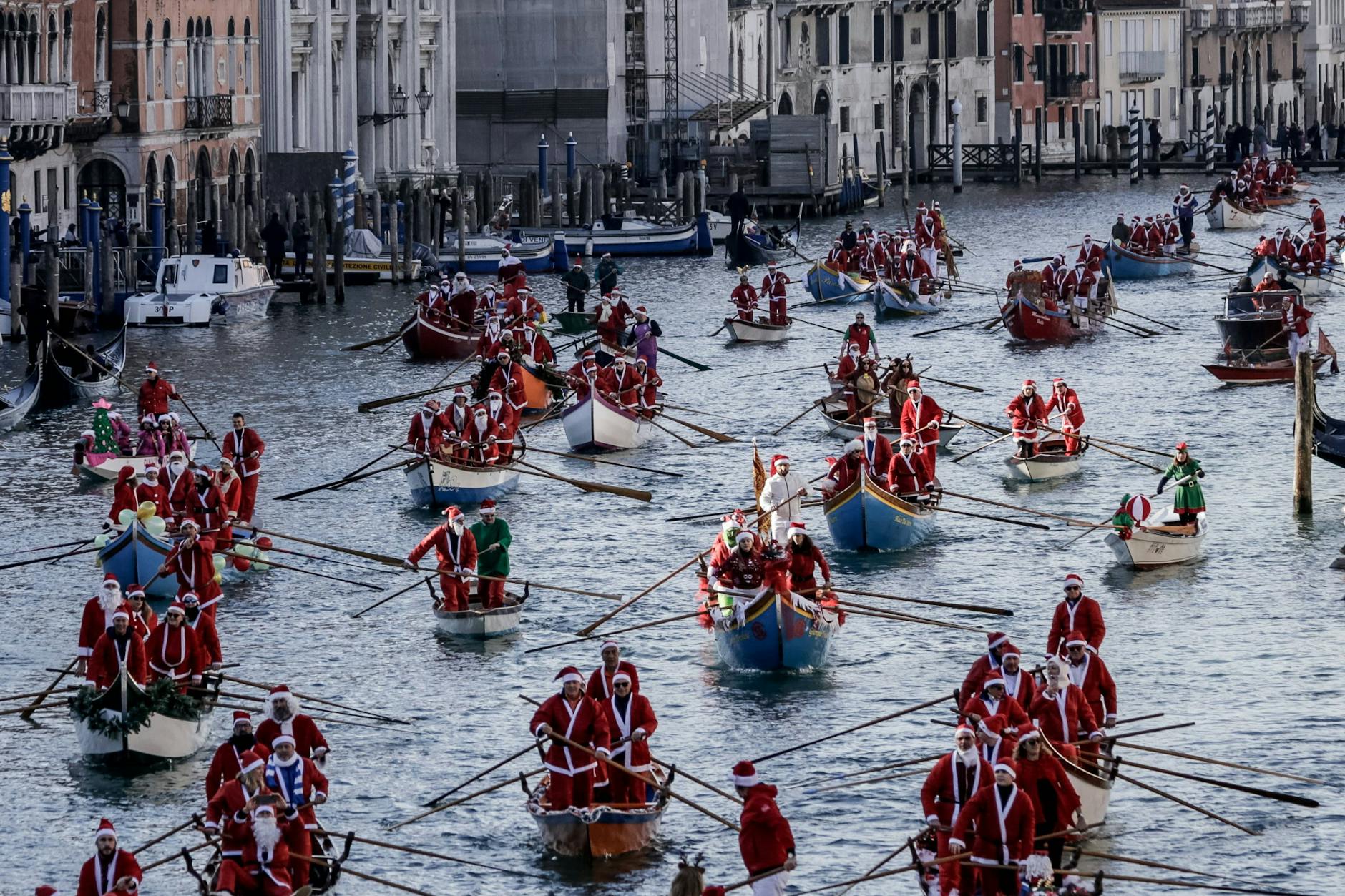 Venedig und seine klassische Nikolaus-Parade auf dem Canal Grande am 21.12. Ansonsten wird ähnlich gefeiert wie bei uns: Viel Essen und „la famiglia“.
