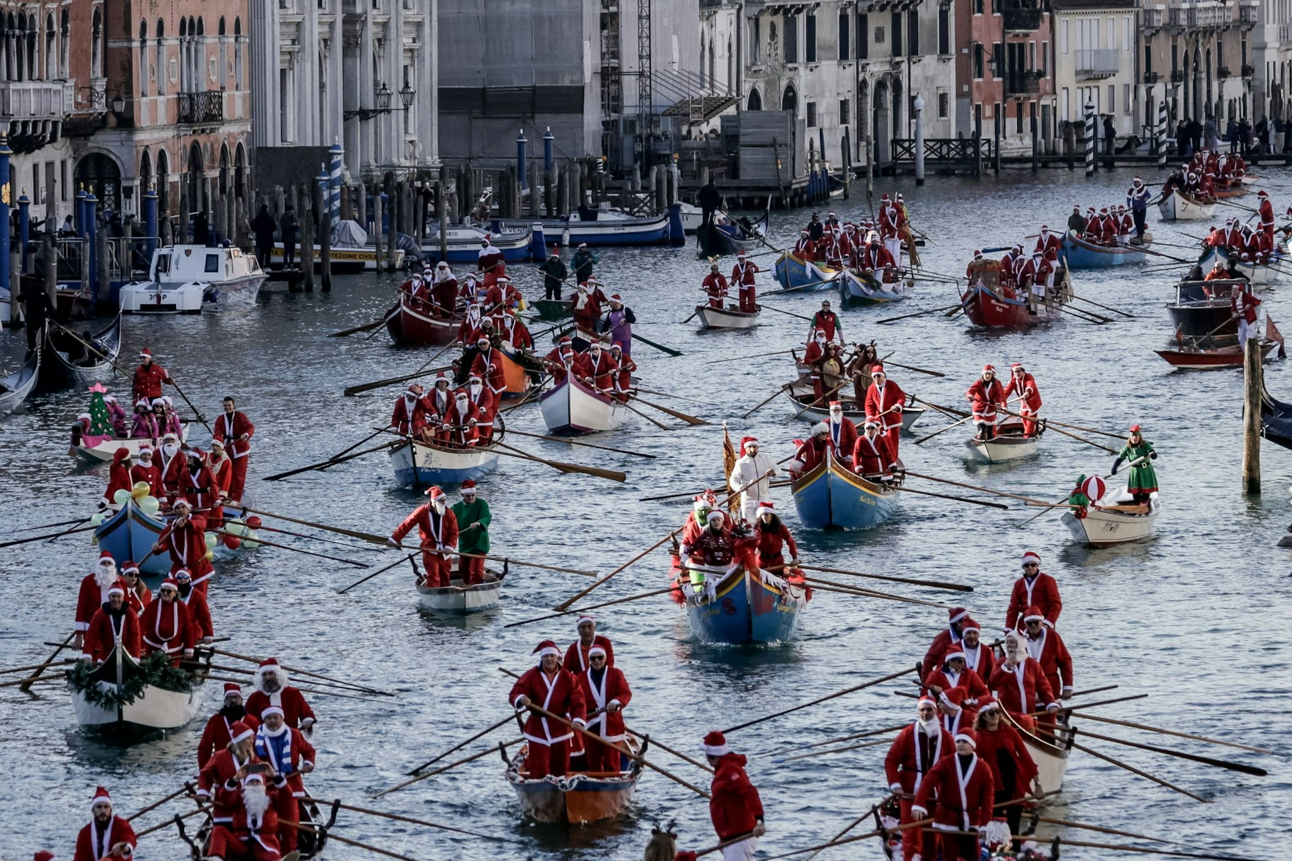 Venedig und seine klassische Nikolaus-Parade auf dem Canal Grande am 21.12. Ansonsten wird ähnlich gefeiert wie bei uns: Viel Essen und „la famiglia“.