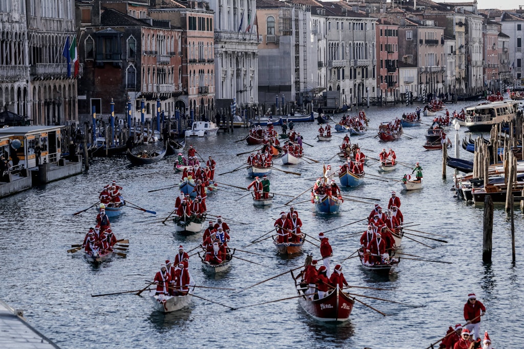 Mit Donald Duck und Tombola: Wie Familien europaweit Weihnachten ohne Streit meistern