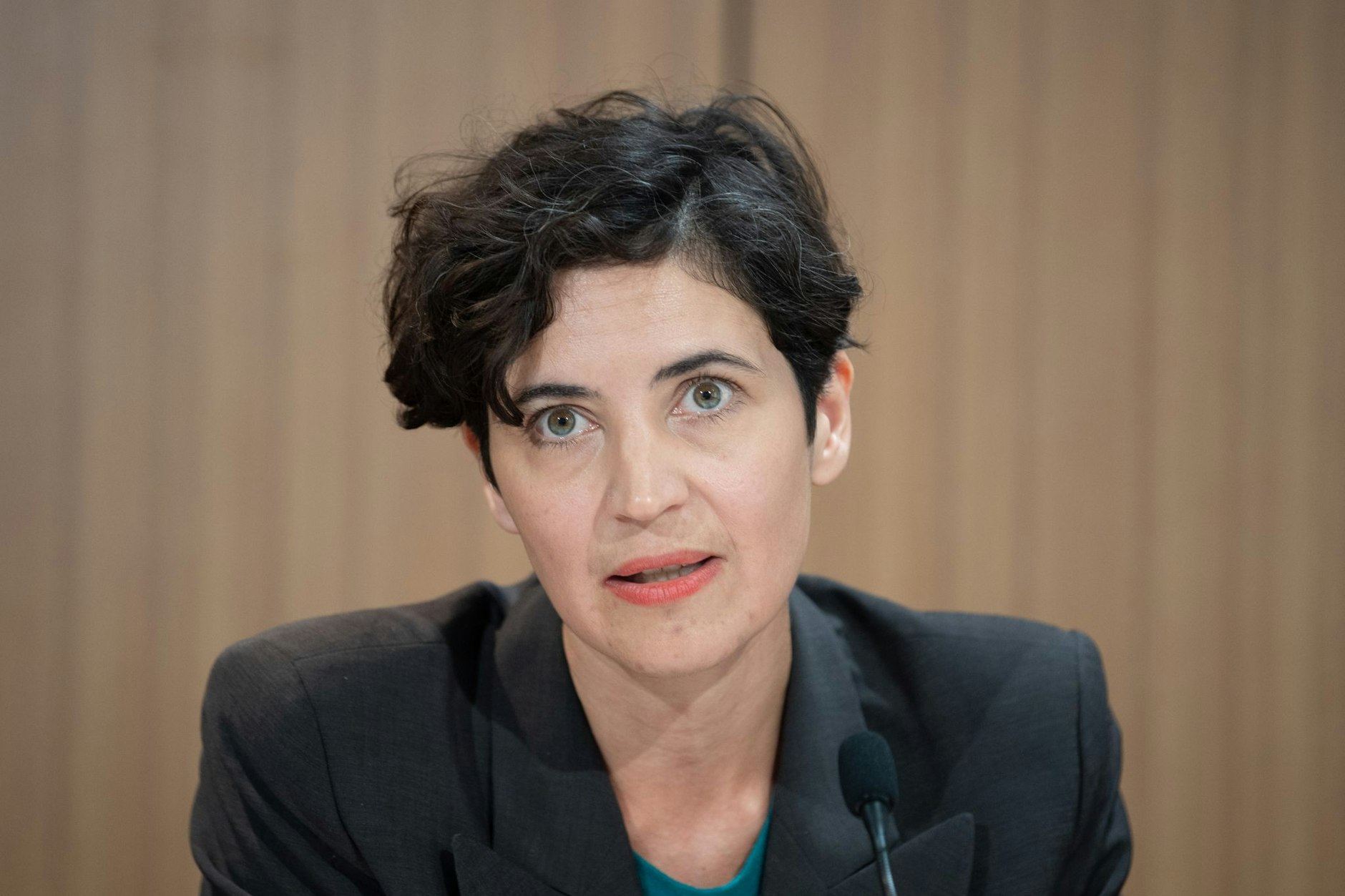 Anna-Lena von Hodenberg, Geschäftsführerin von HateAid, spricht während einer Pressekonferenz zur Gründung der Organisation.