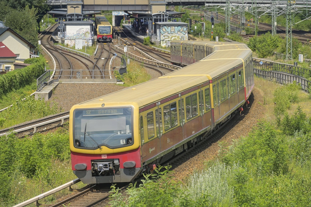 Personen-auf-den-Gleisen-Verz-gerungen-auf-der-S2