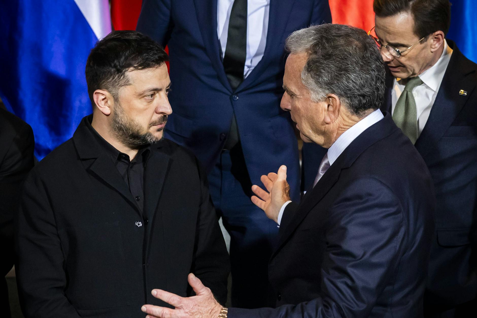 Der ukrainische Präsident Wolodymyr Selenskyj (l.) im Gespräch mit dem US-Sondergesandten Steve Wittkoff (r.).